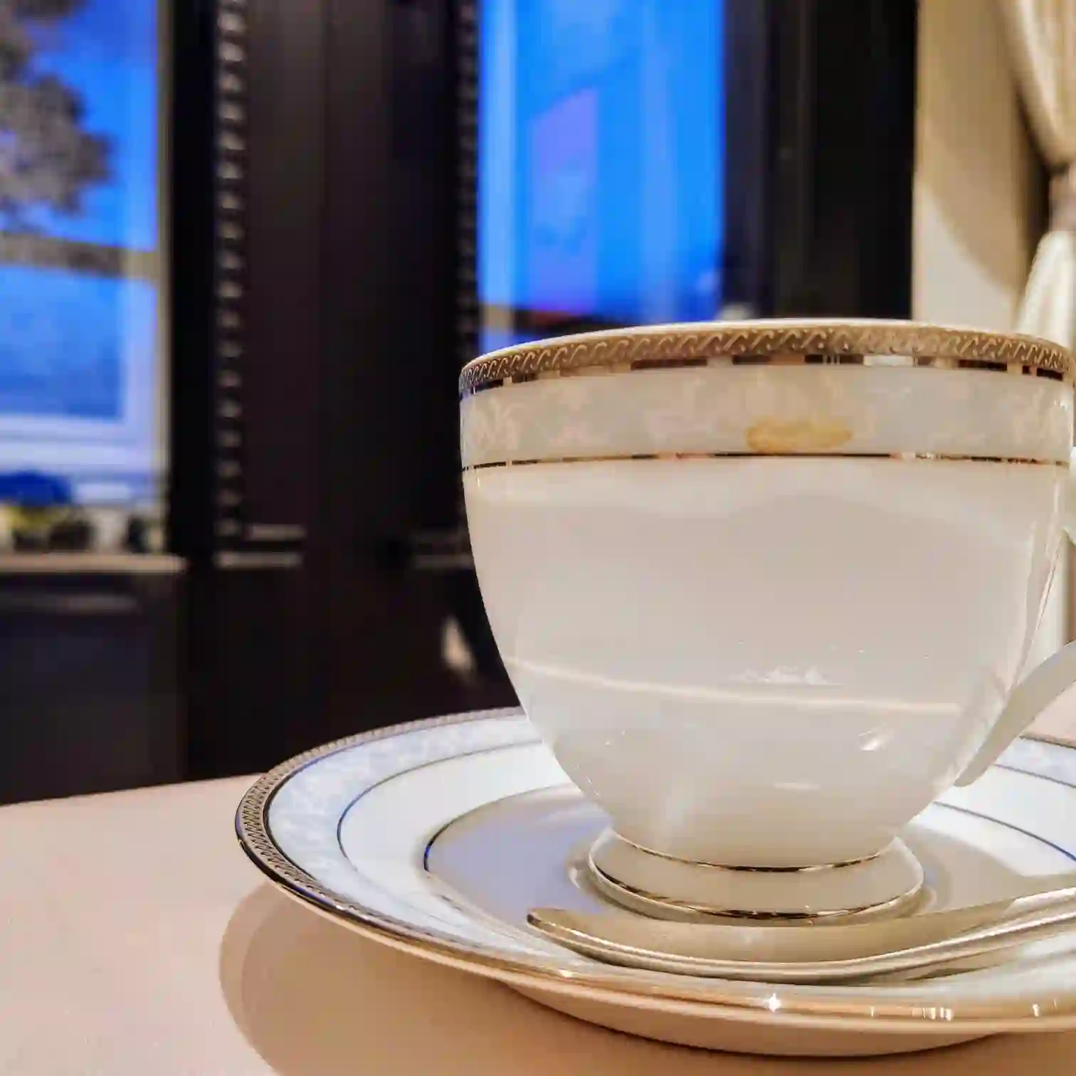 コーヒーと夜の窓辺