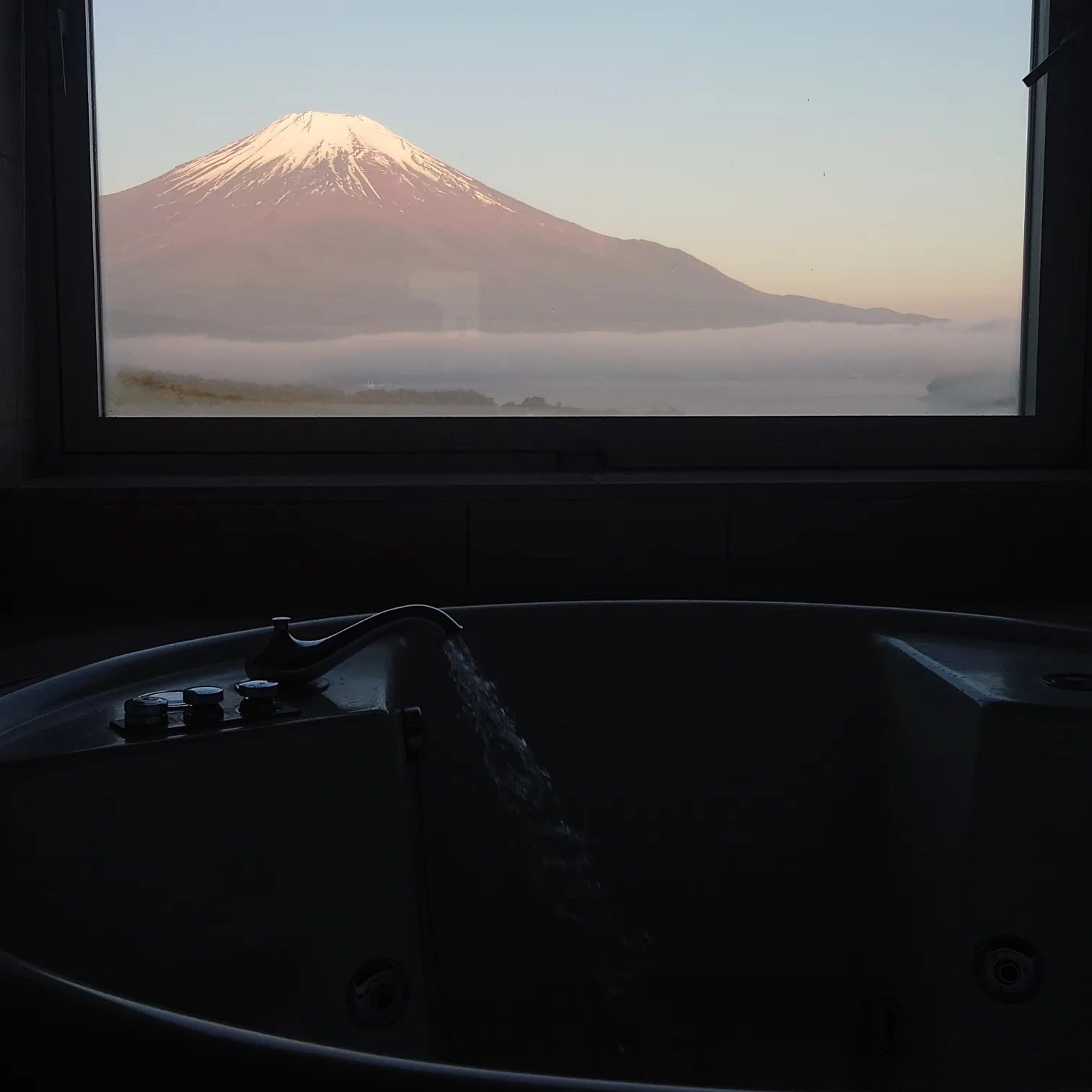 照明を落としたジャグジーからの富士山