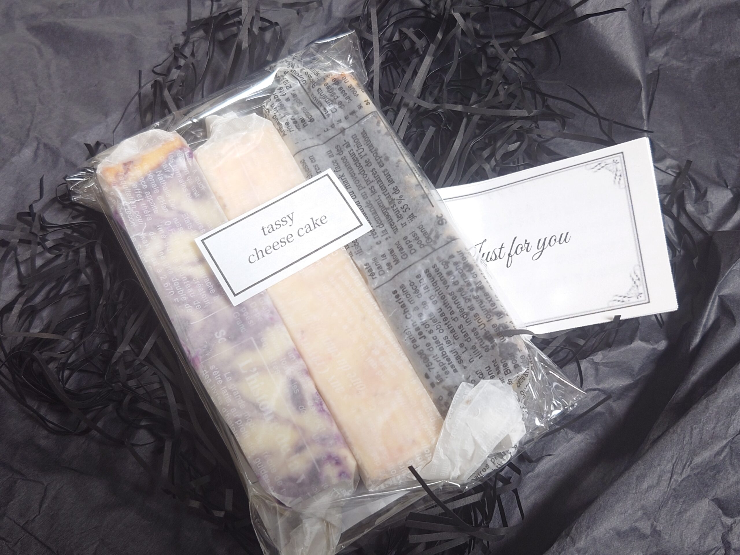 Tassyのスティックチーズケーキ3本とJust for youのメッセージカード