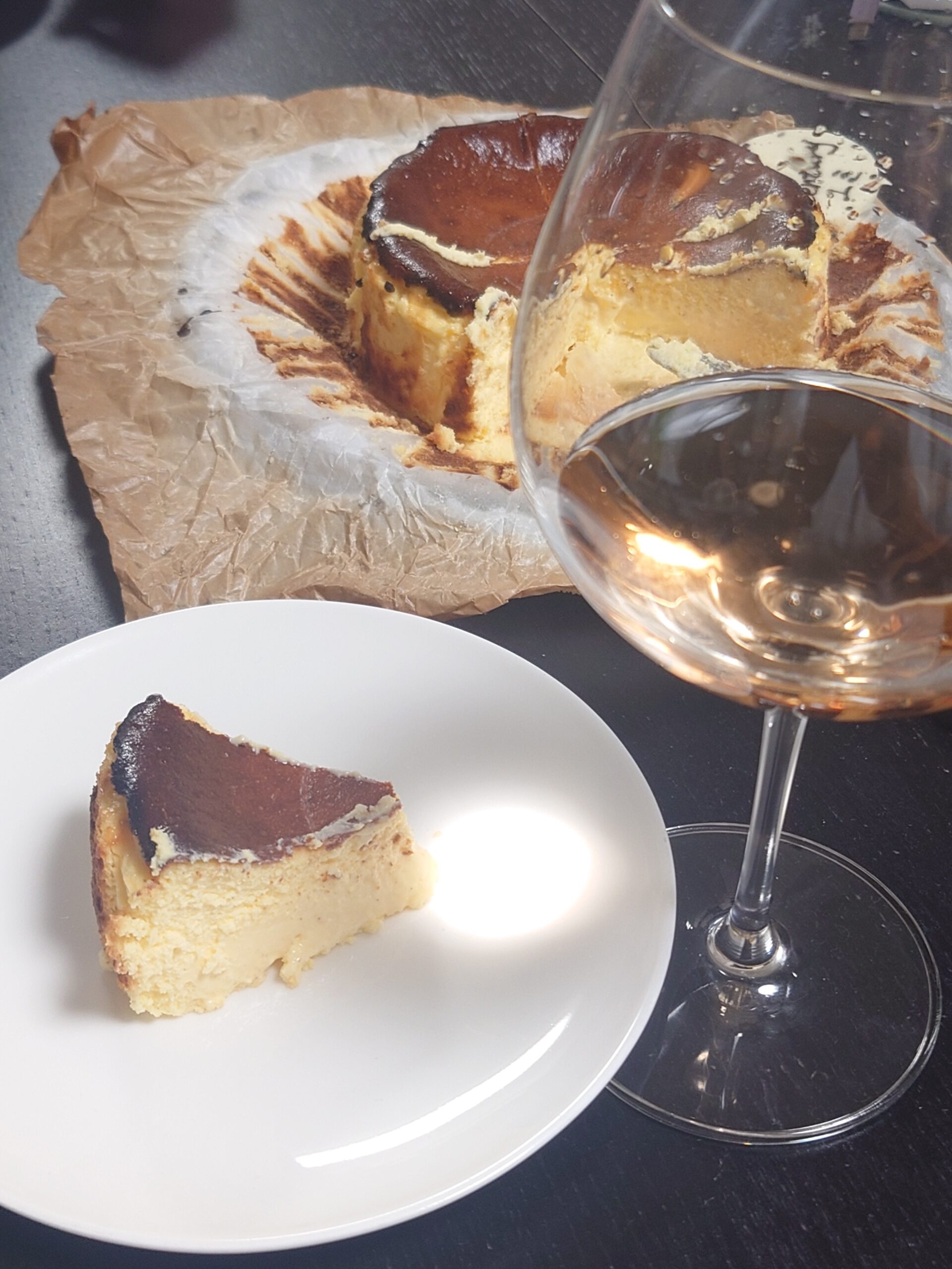 Tassyのバスクチーズケーキと熟成ピノ・ノワールのスパークリングワイン