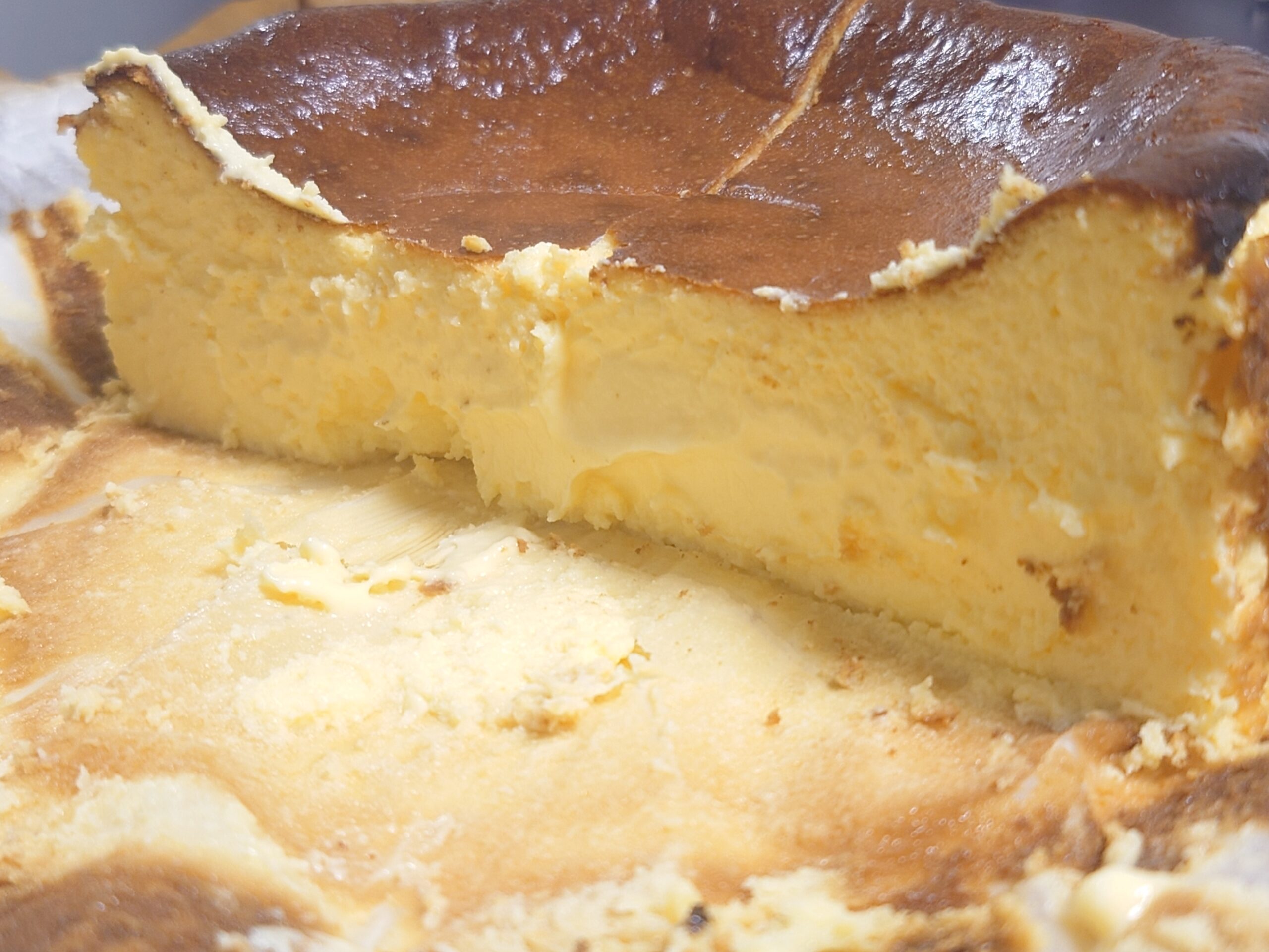 Tassyのバスクチーズケーキ中心部のとろけるような口どけ
