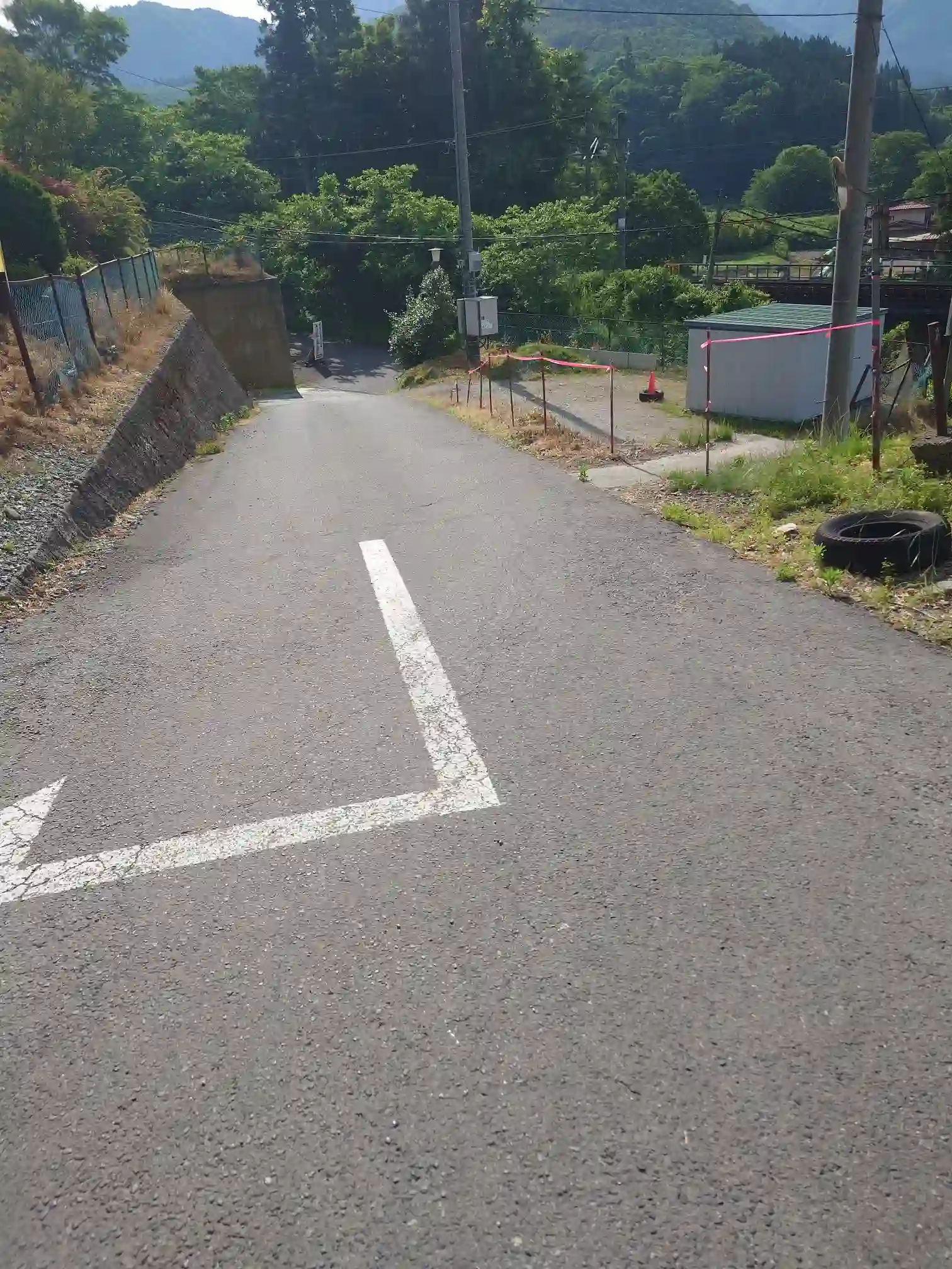 宝珠山立石寺の日枝神社側駐車場へ続く坂道