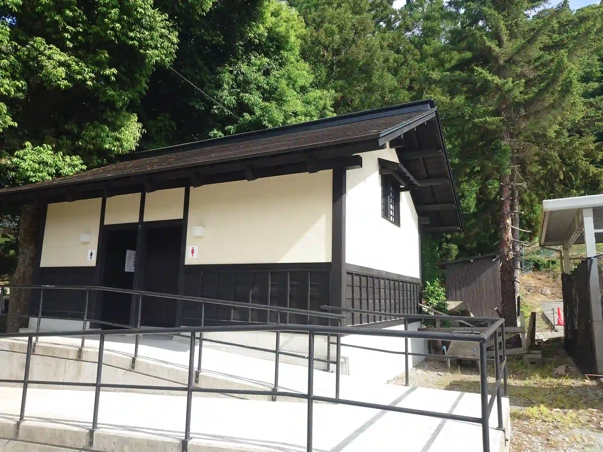 宝珠山立石寺の日枝神社側駐車場近くにあるトイレ