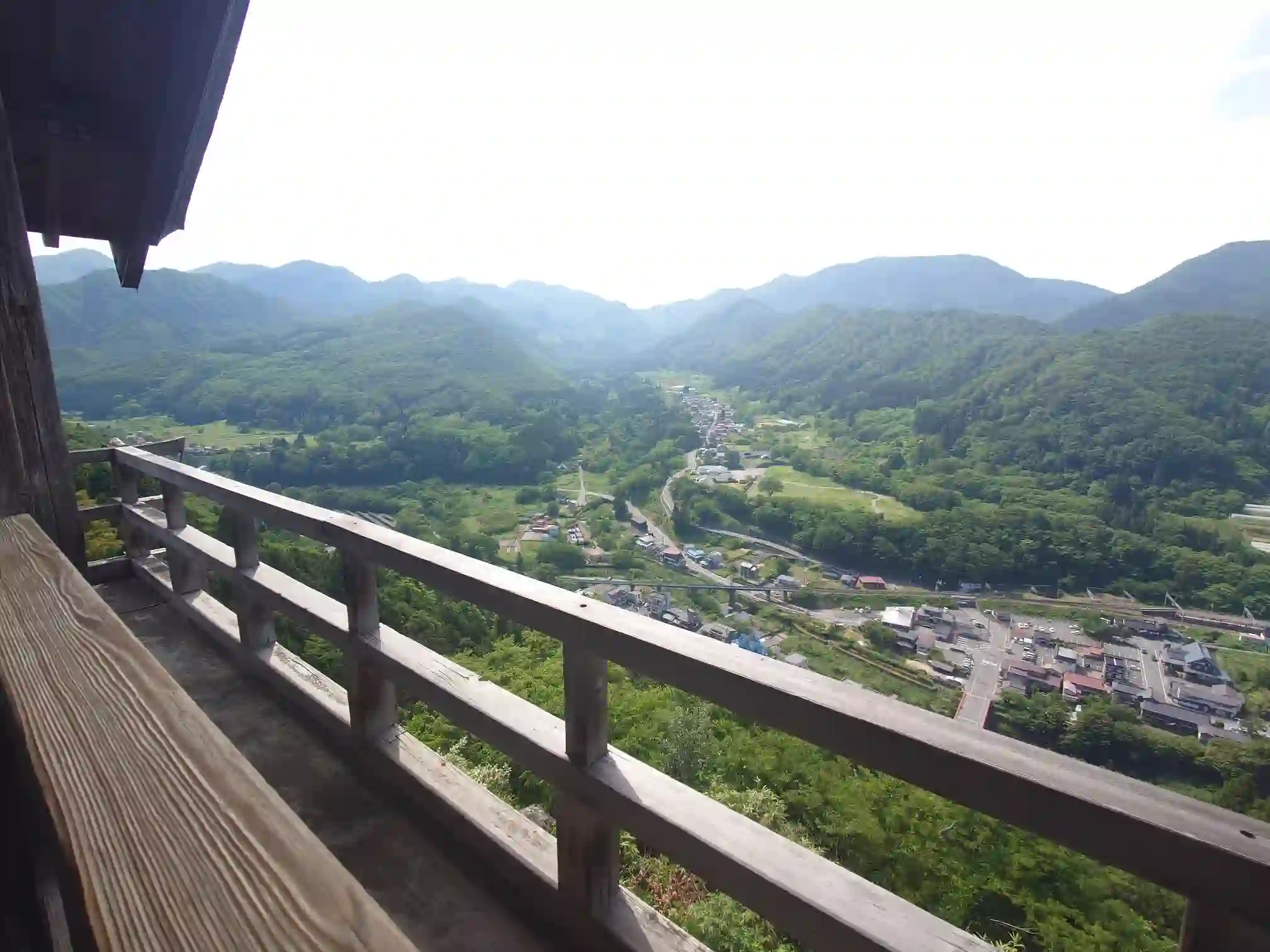 宝珠山立石寺の五大堂から望む山寺の町並みと緑の山々