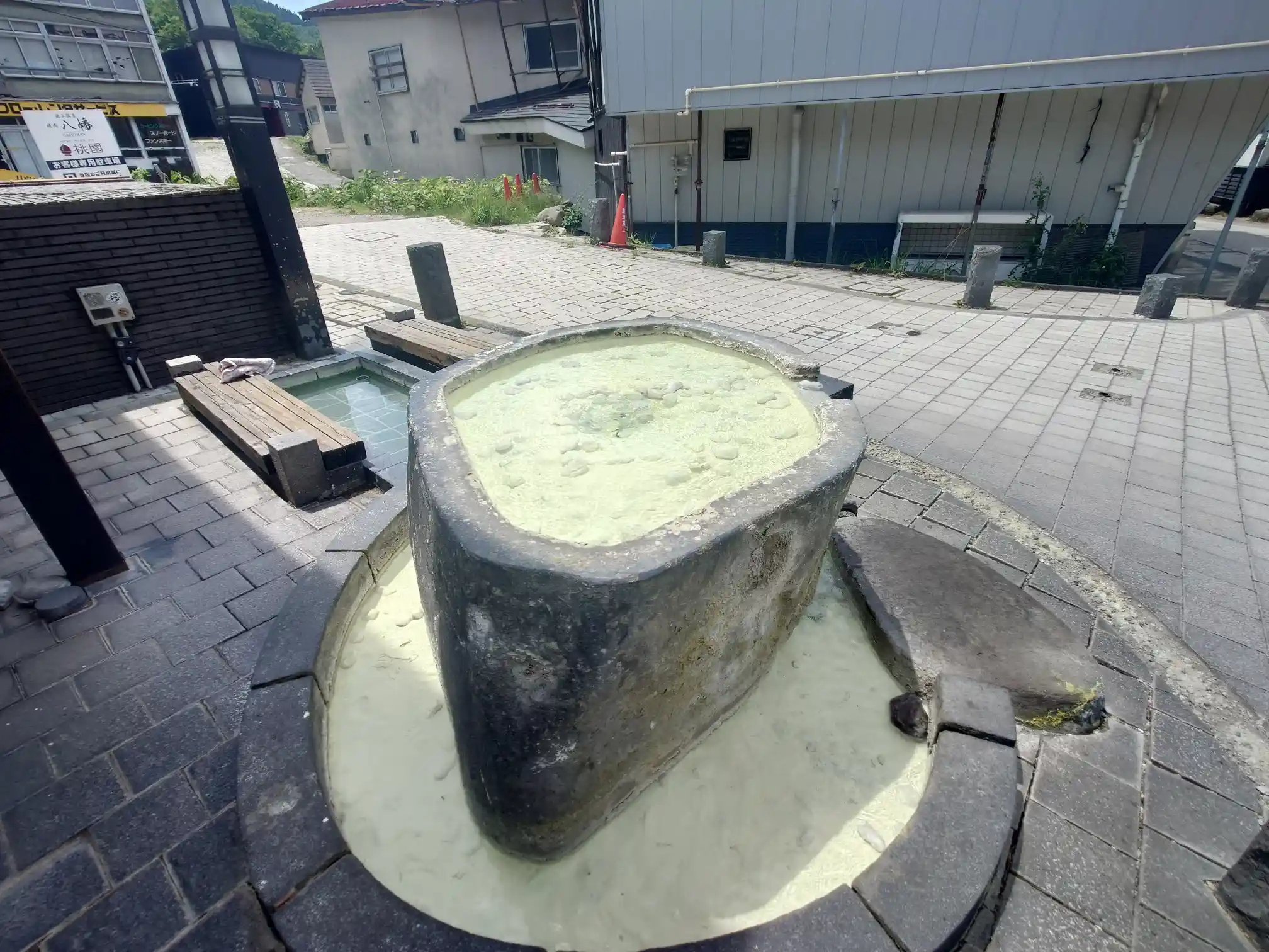 蔵王温泉下湯共同浴場そばの湯の花に覆われた湯口