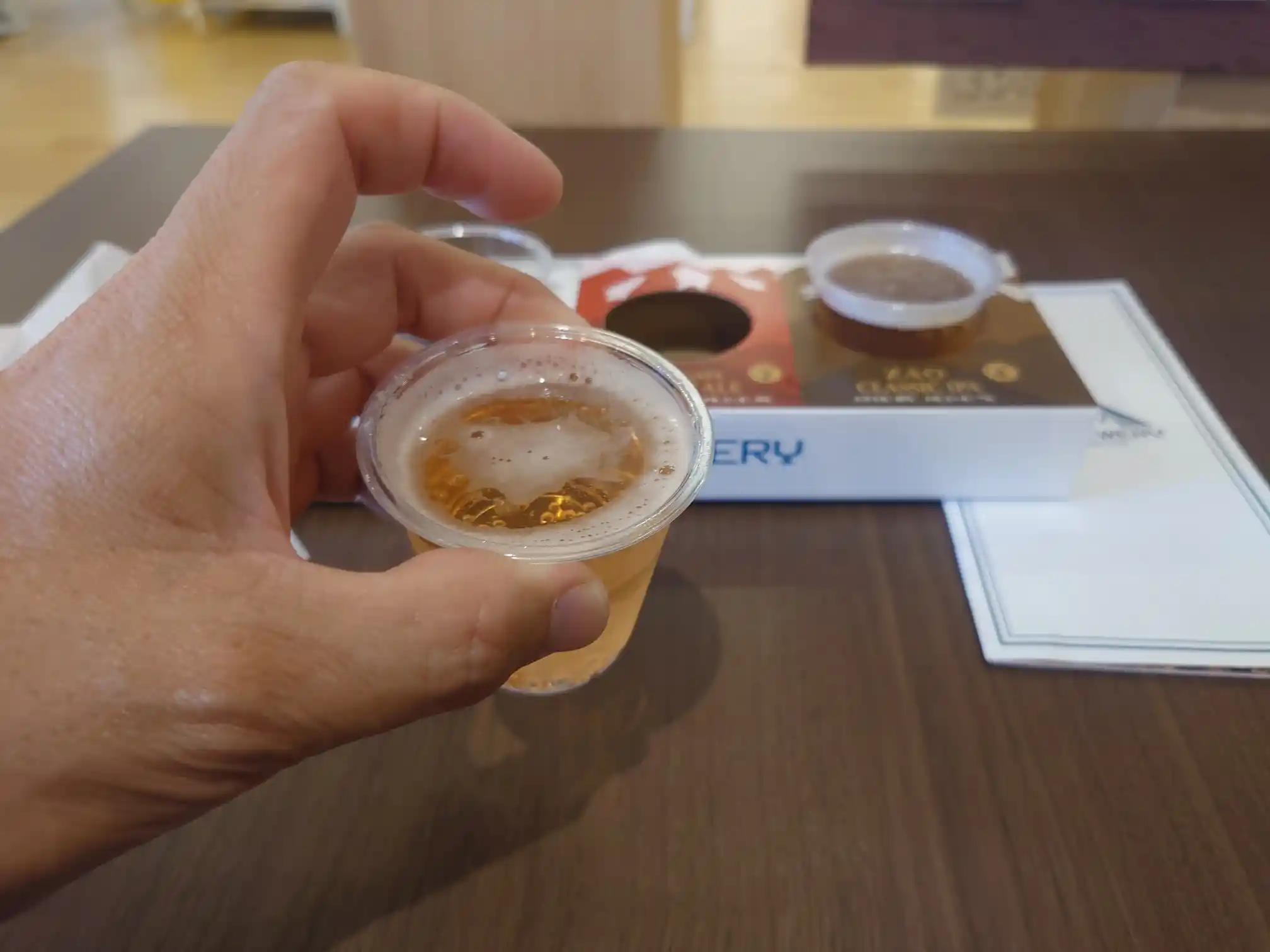 ZAO BREWERYのYAMAGATAさくらんぼALEを飲み比べる手元