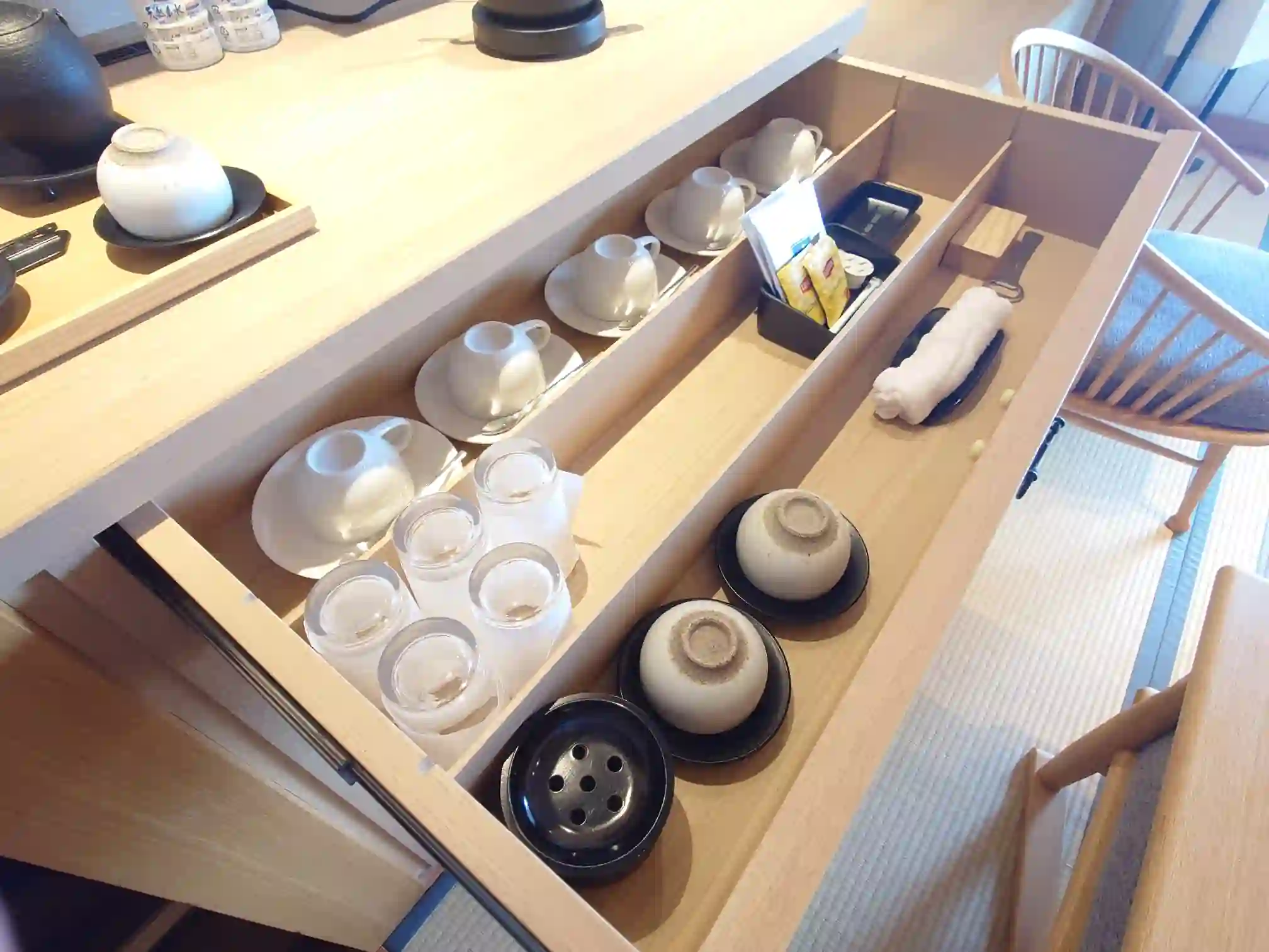 古窯客室の引き出しに収納された茶器とグラス
