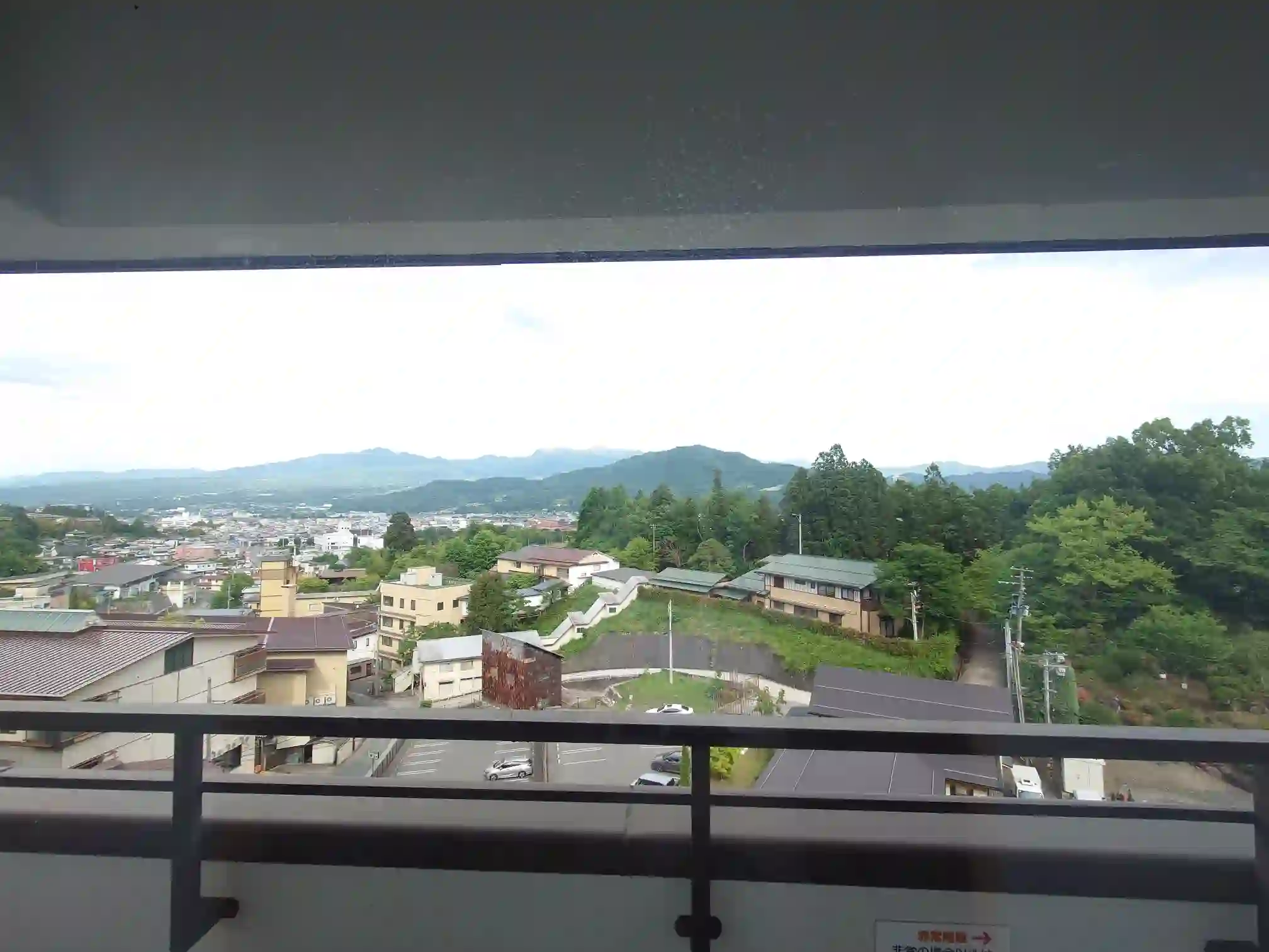 古窯の客室から望むかみのやまの街並みと山々