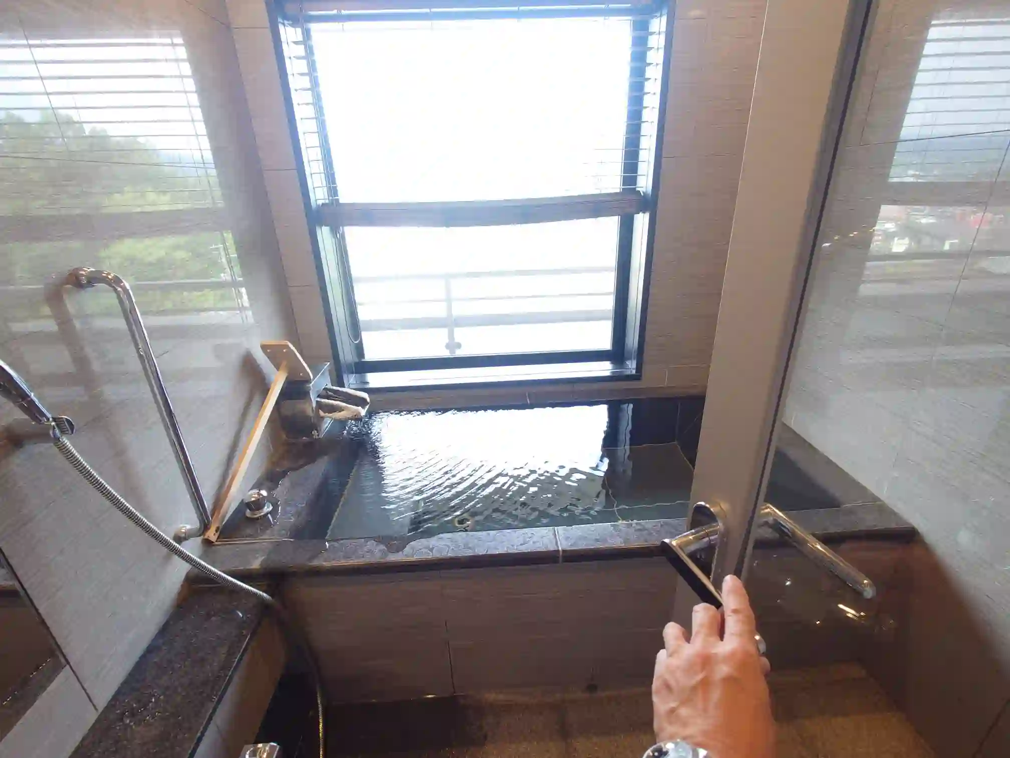 日本の宿 古窯の客室に備わる温泉内風呂