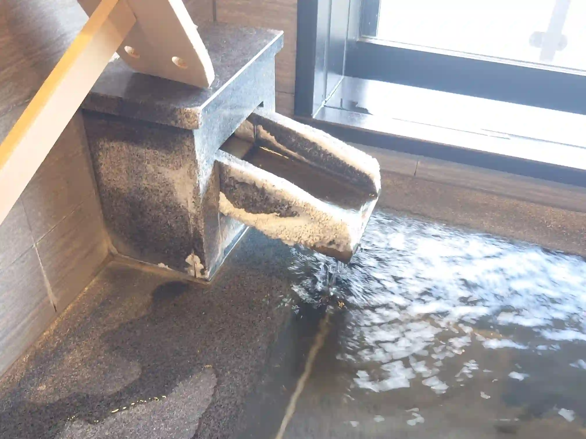 古窯の客室温泉へ湯口から注がれるお湯