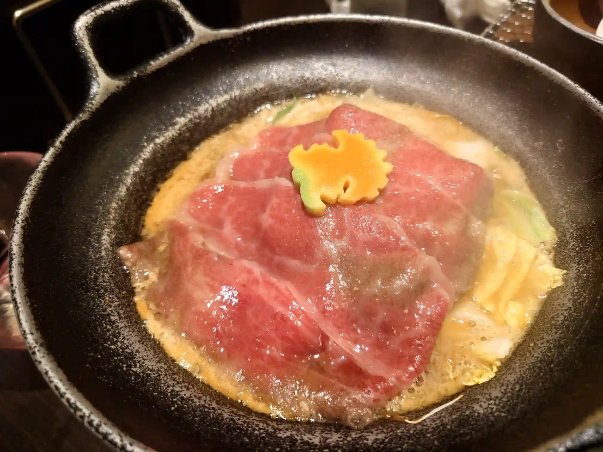 日本の宿 古窯のすき焼きが割り下で煮立つ様子