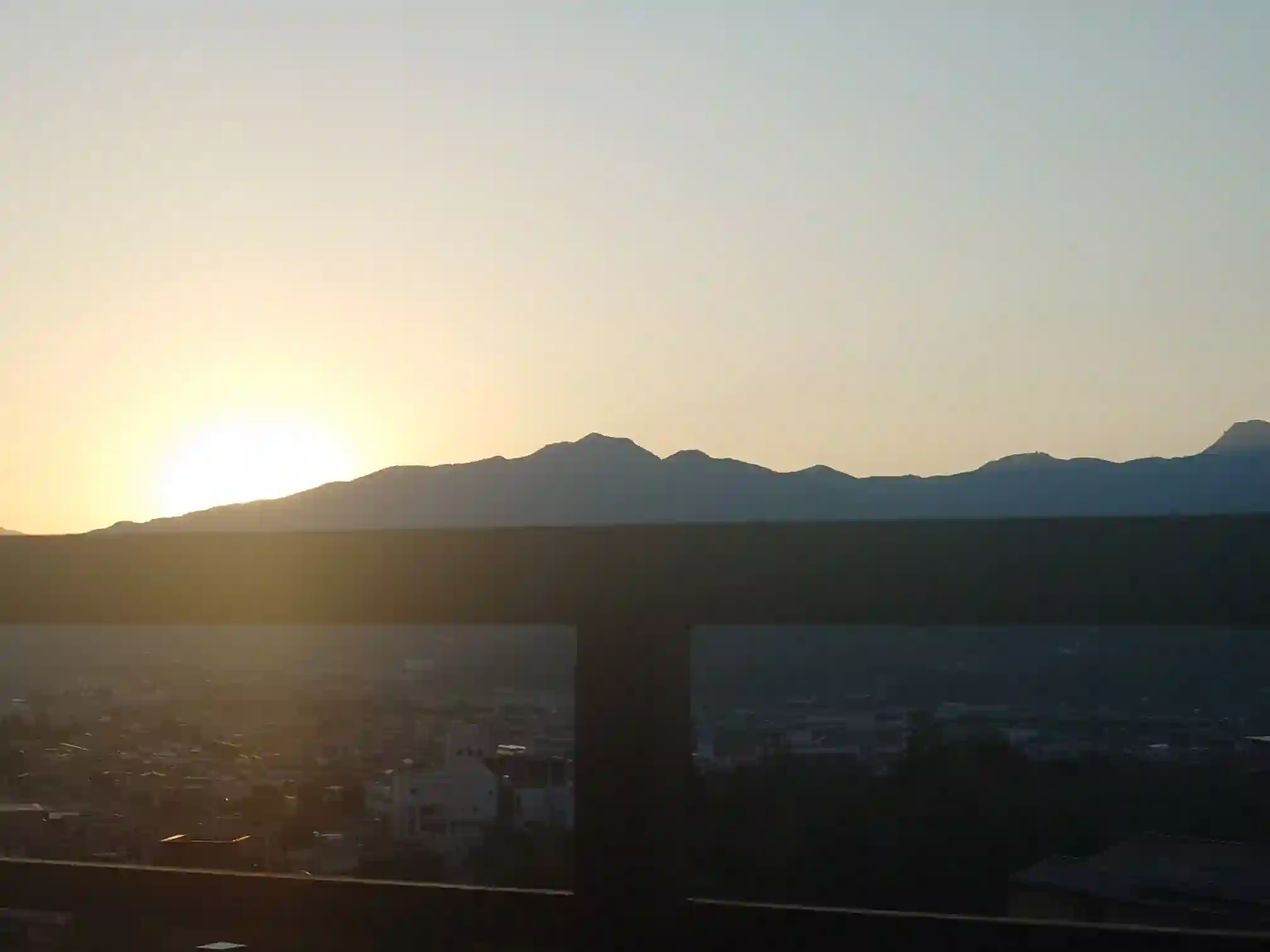日本の宿 古窯の客室から朝日に染まる蔵王連峰を望む早朝の景色