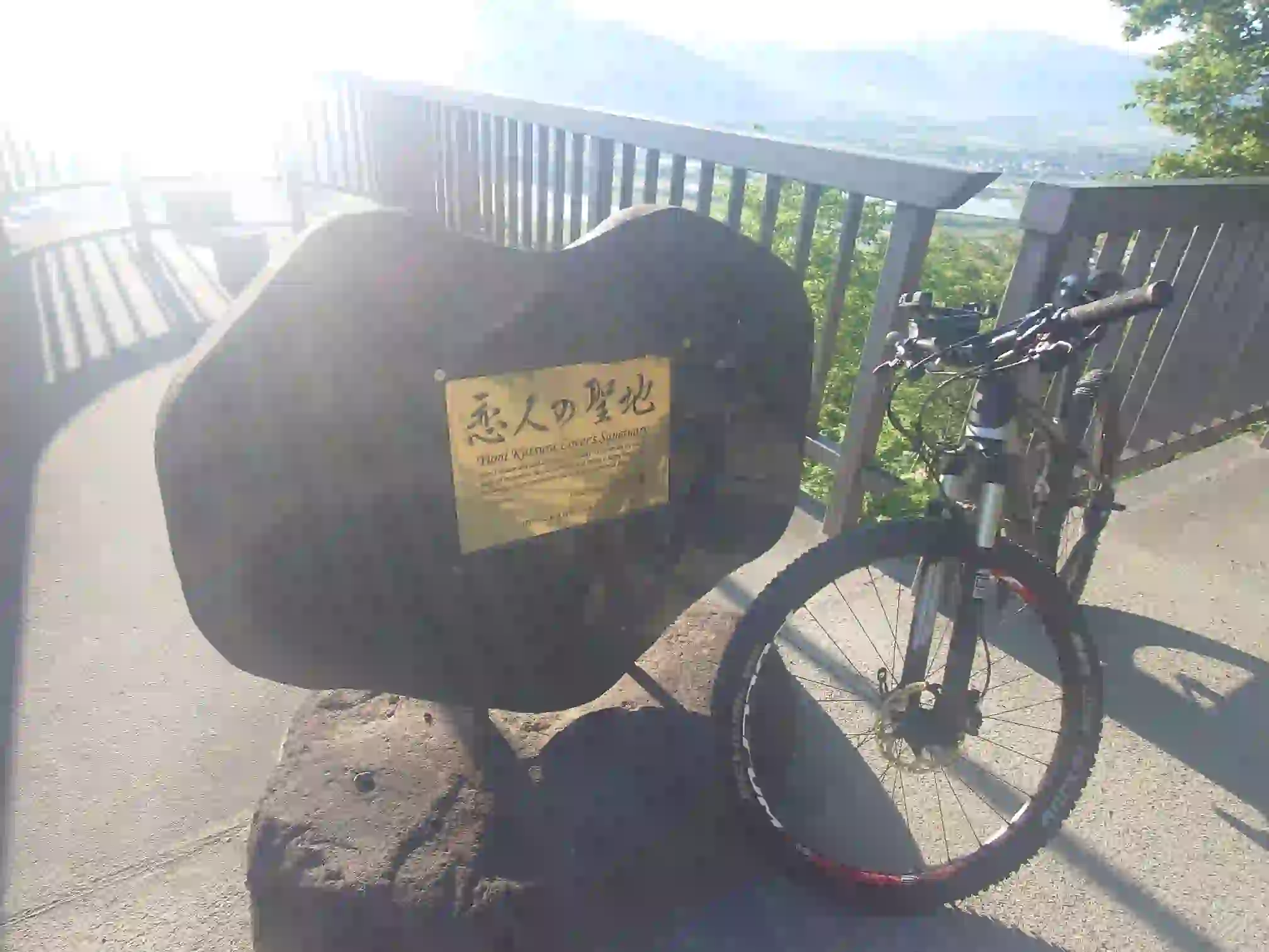 花咲山展望台の恋人の聖地モニュメントと早朝ライドの自転車