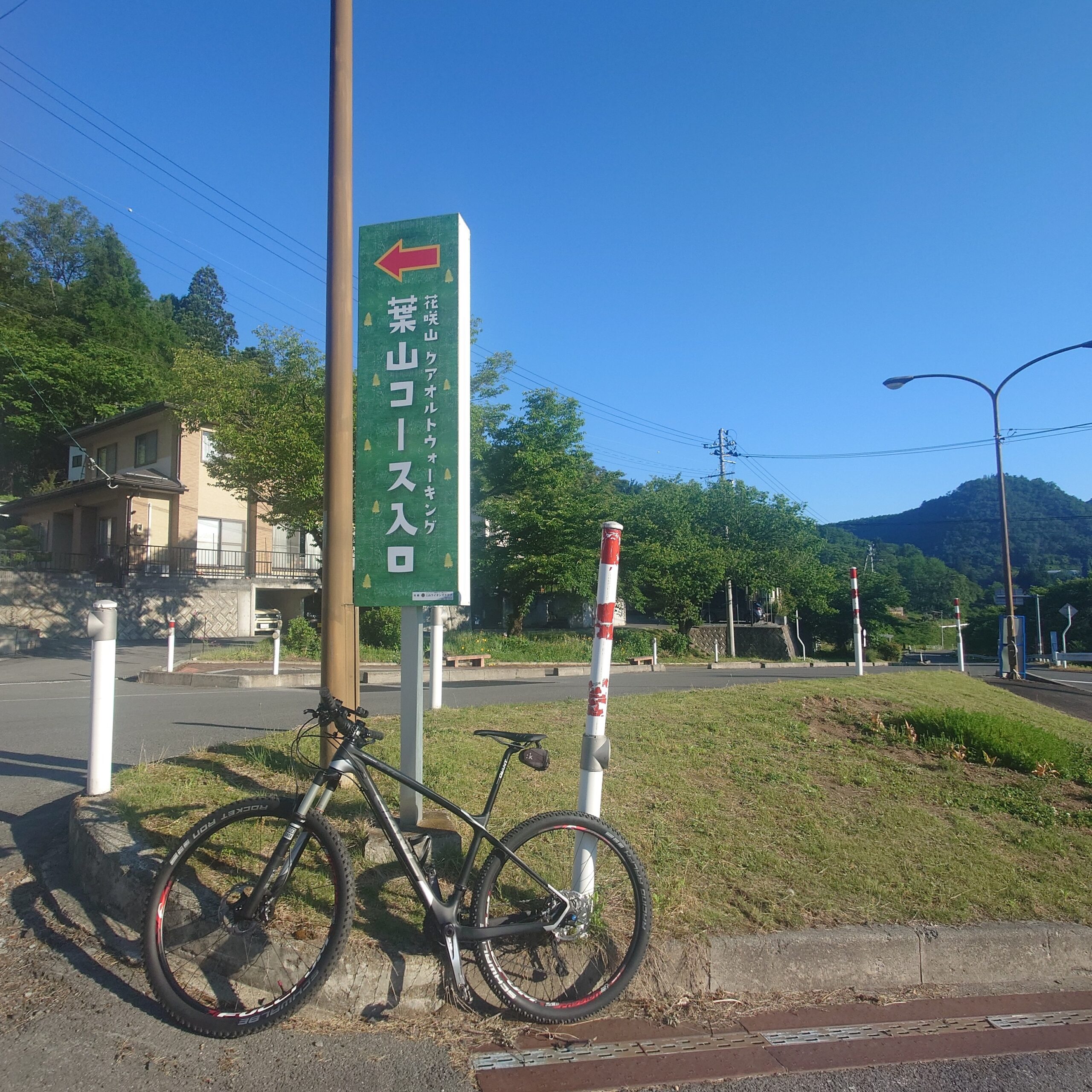かみのやま温泉の花咲山コース入口で早朝ライド中の自転車