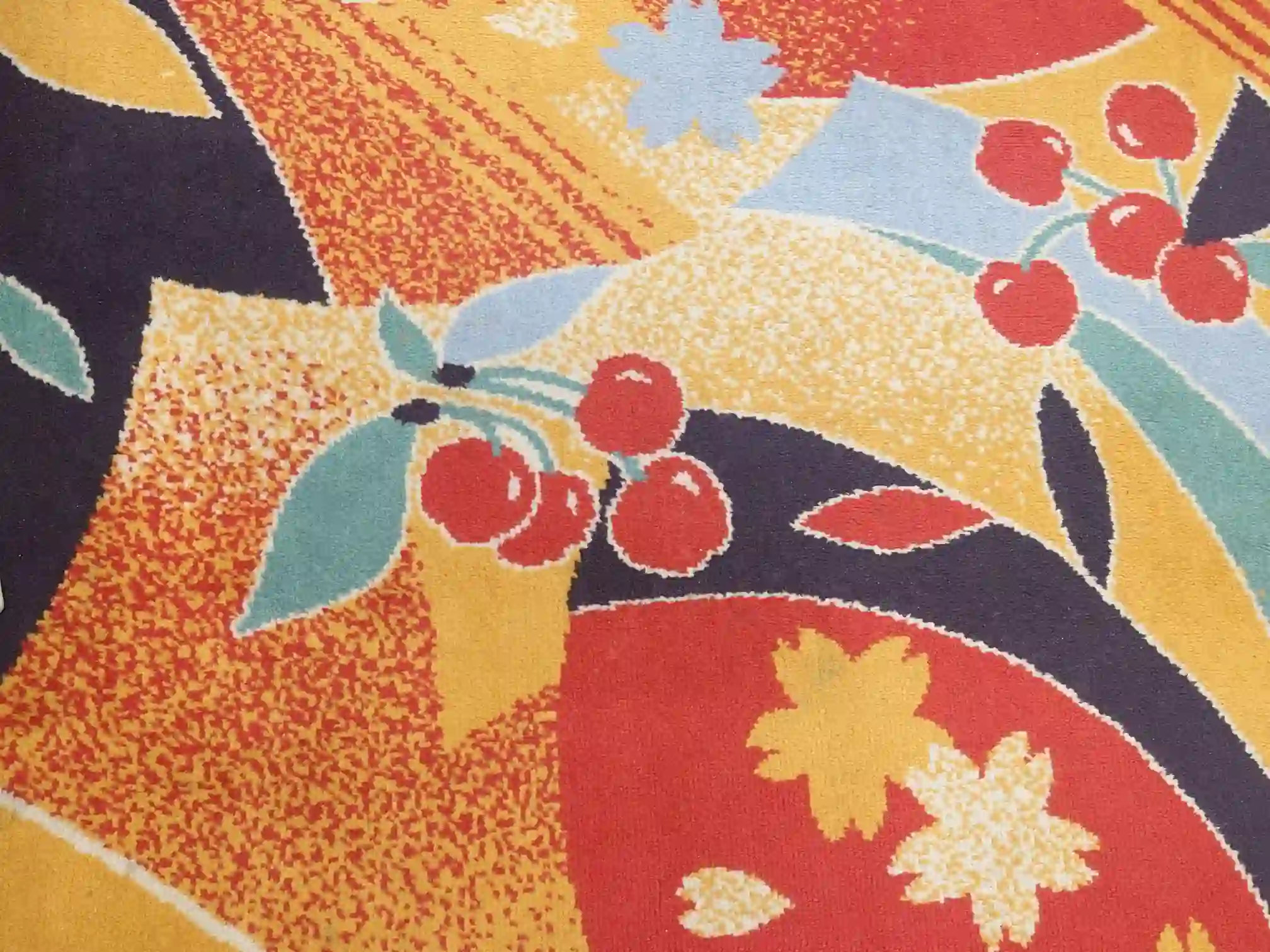 日本の宿 古窯の館内絨毯に描かれた山形名産さくらんぼの模様