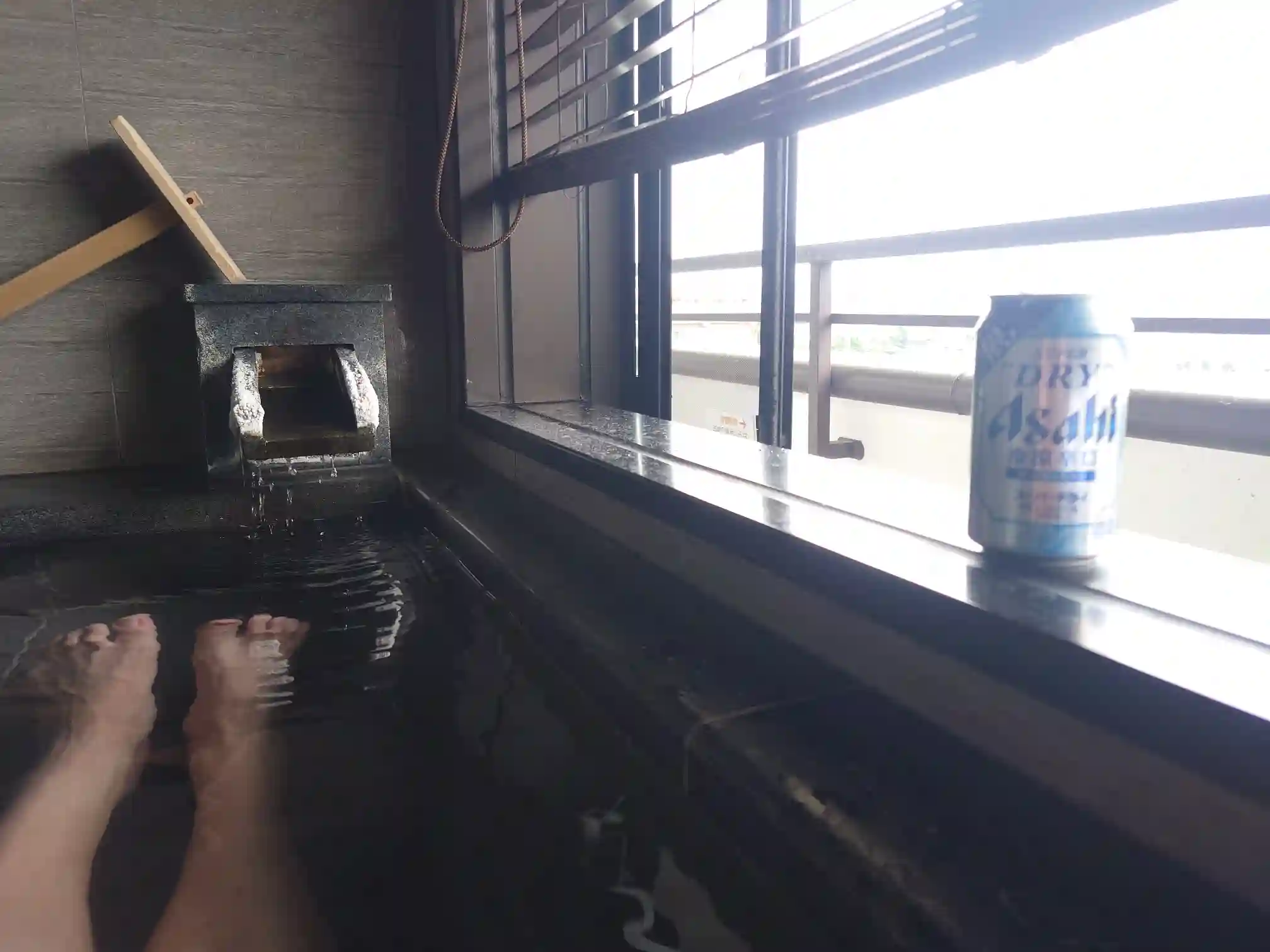 古窯の客室温泉に浸かりながらビールを楽しむ部屋飲み