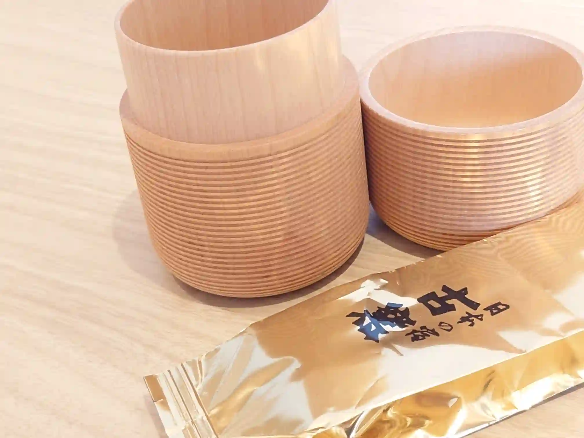 古窯客室の木製湯呑みと袋入りの日本茶