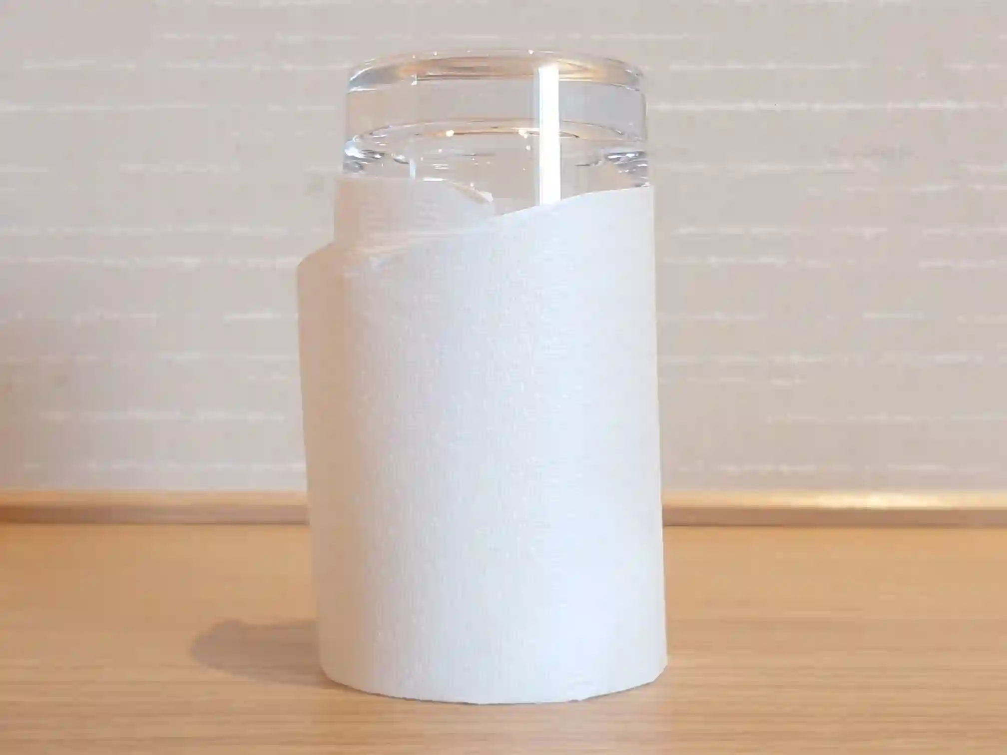 古窯客室に用意されたガラスコップと白いホルダー