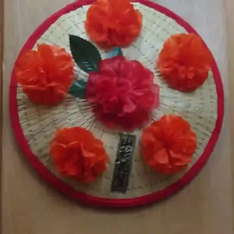 日本の宿 古窯の館内に飾られた山形花笠まつりを思わせる花笠