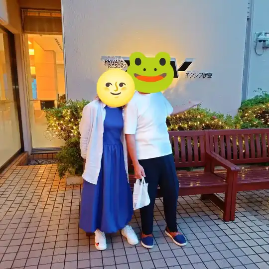 ライトアップされたエクシブ伊豆エントランスで夫婦の記念撮影