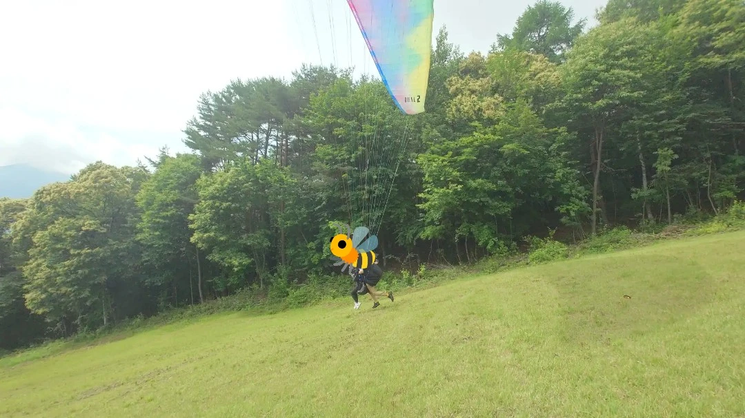 パラグライダーで斜面を走りテイクオフするユン