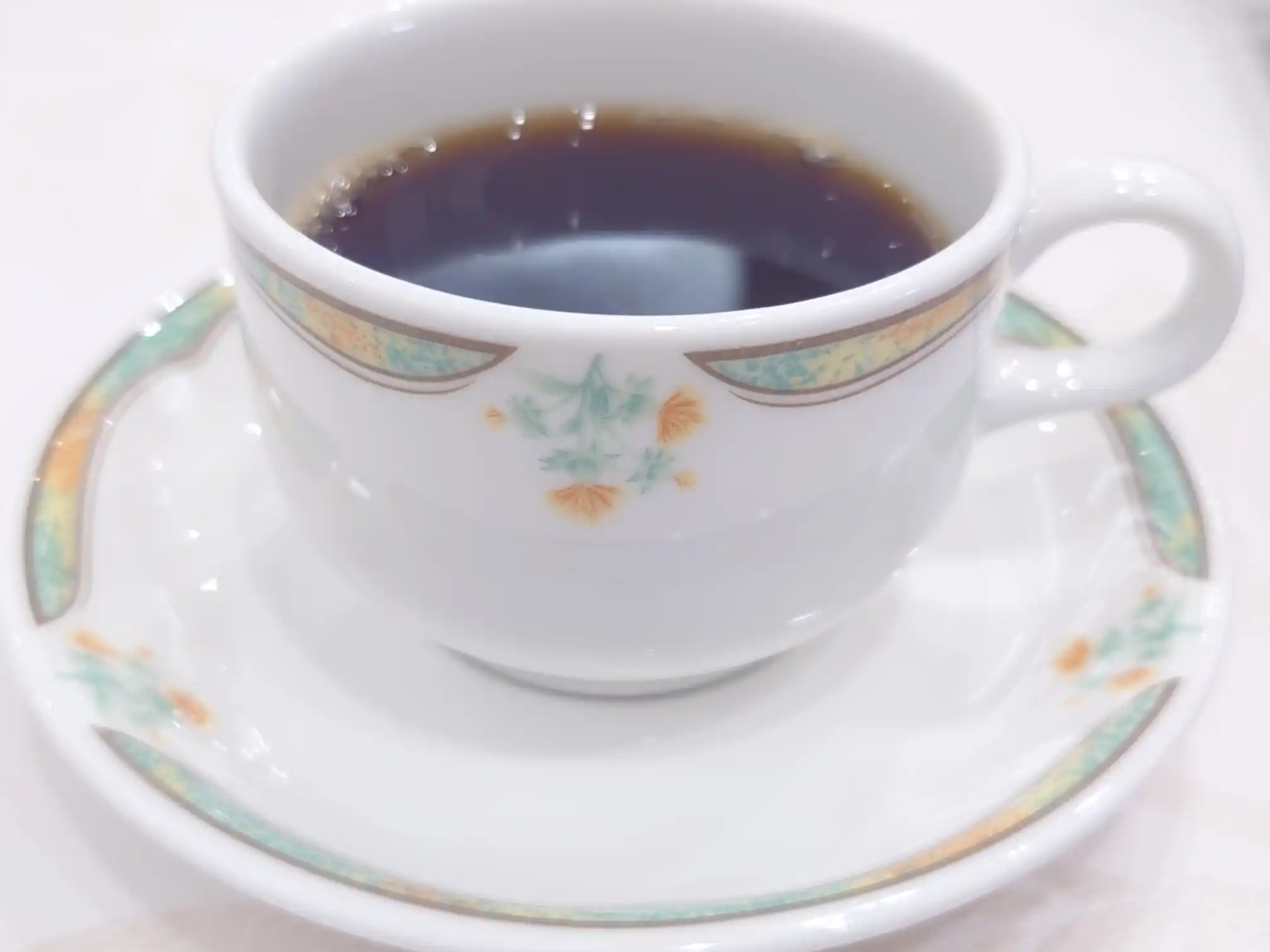 日本の宿 古窯の朝食後にいただいた紅花柄のカップとコーヒー