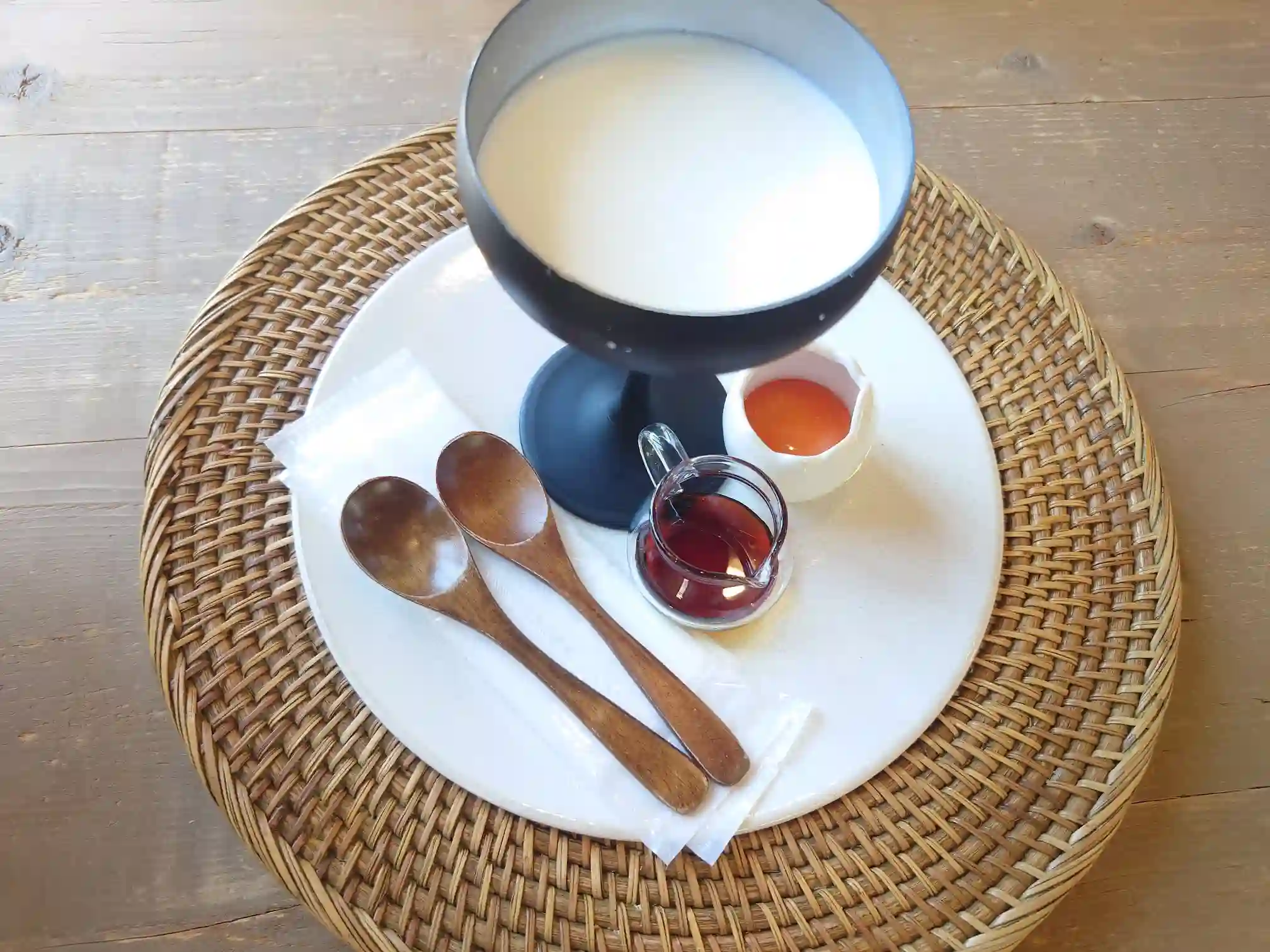 山形プリンの山形生プリンと卵黄とカラメルソース