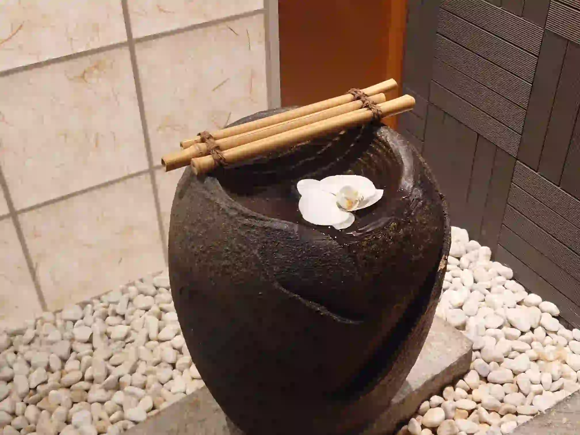 日本の宿 古窯の館内に飾られた蘭の花と水鉢