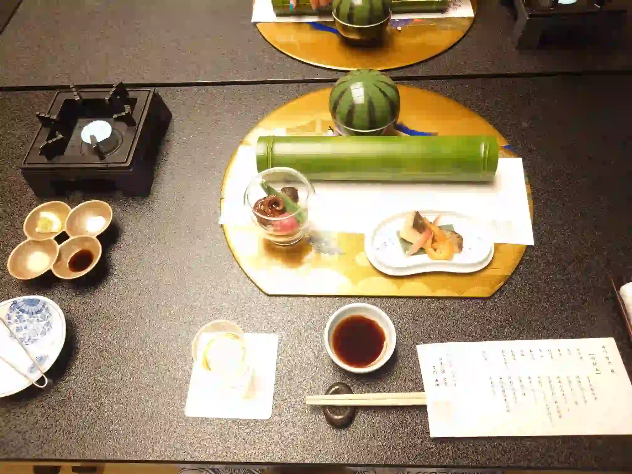 日本の宿 古窯の料亭夕食で並ぶ前菜と小鉢