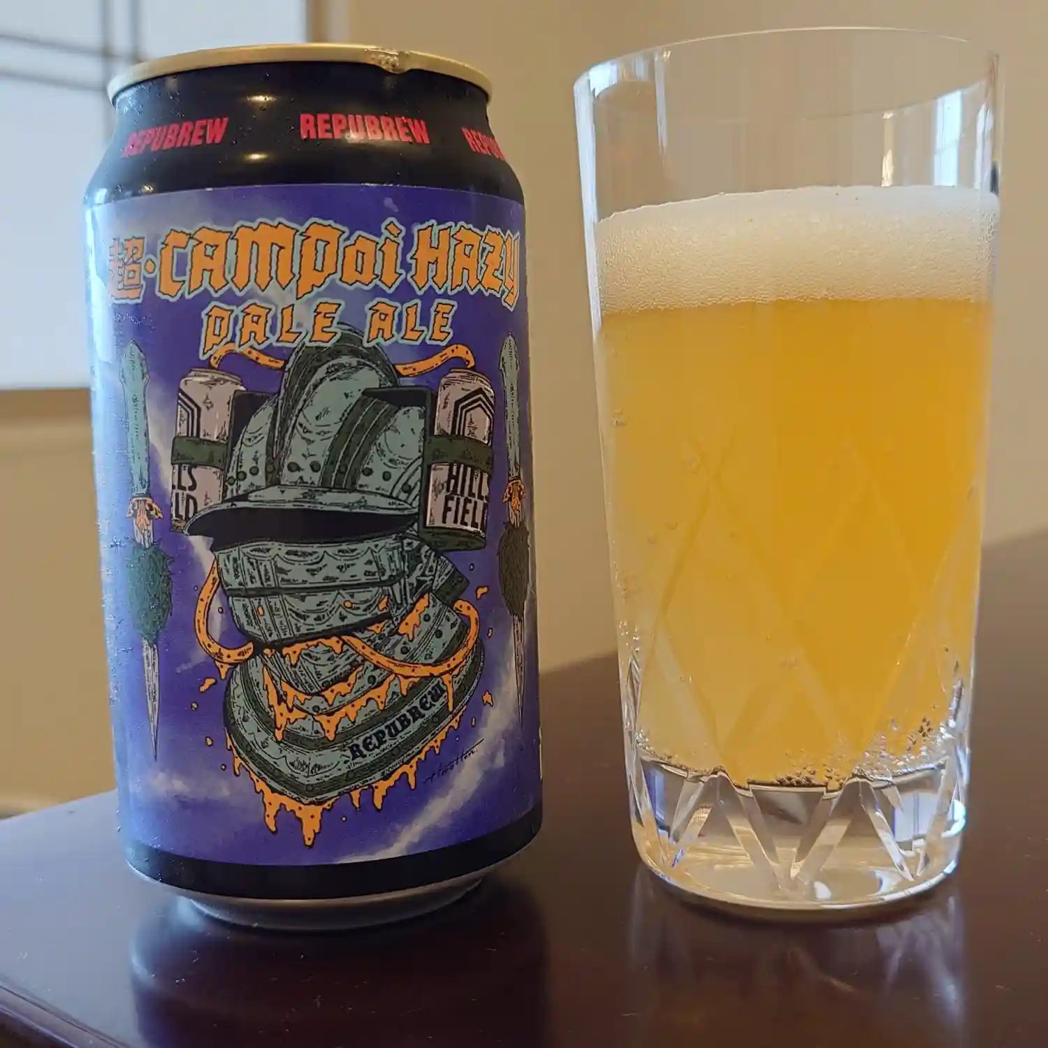 静岡県沼津のRepubrew超CAMPai HAZY PALE ALEとグラスに注いだクラフトビール