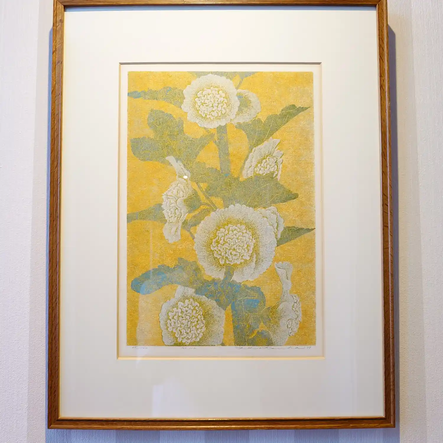 エクシブ伊豆館内に飾られた金色を背景に白い花を描いた作品