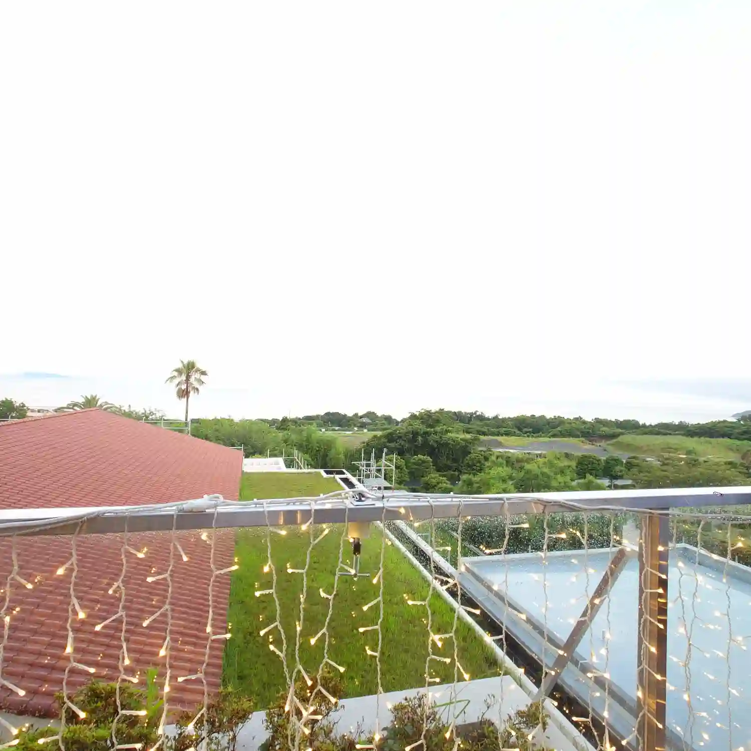 エクシブ伊豆ラウンジから望む夕暮れの海と緑の景色