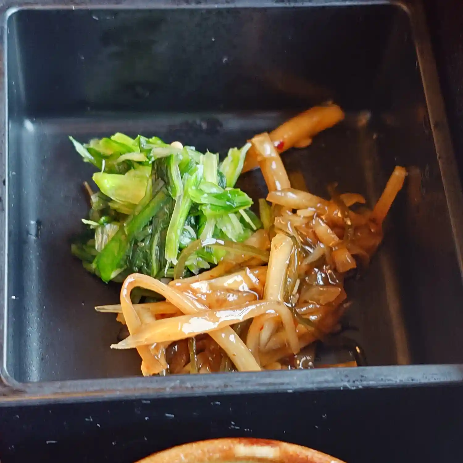 エクシブ伊豆黒潮朝食に並ぶ青菜の和え物