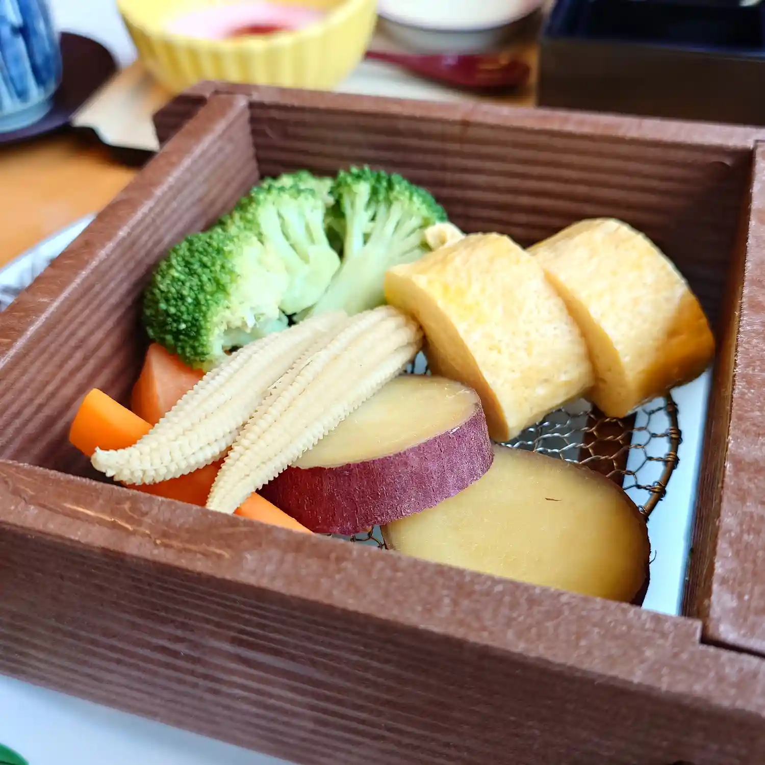 エクシブ伊豆黒潮朝食の蒸し野菜と出汁巻き玉子を盛ったせいろ