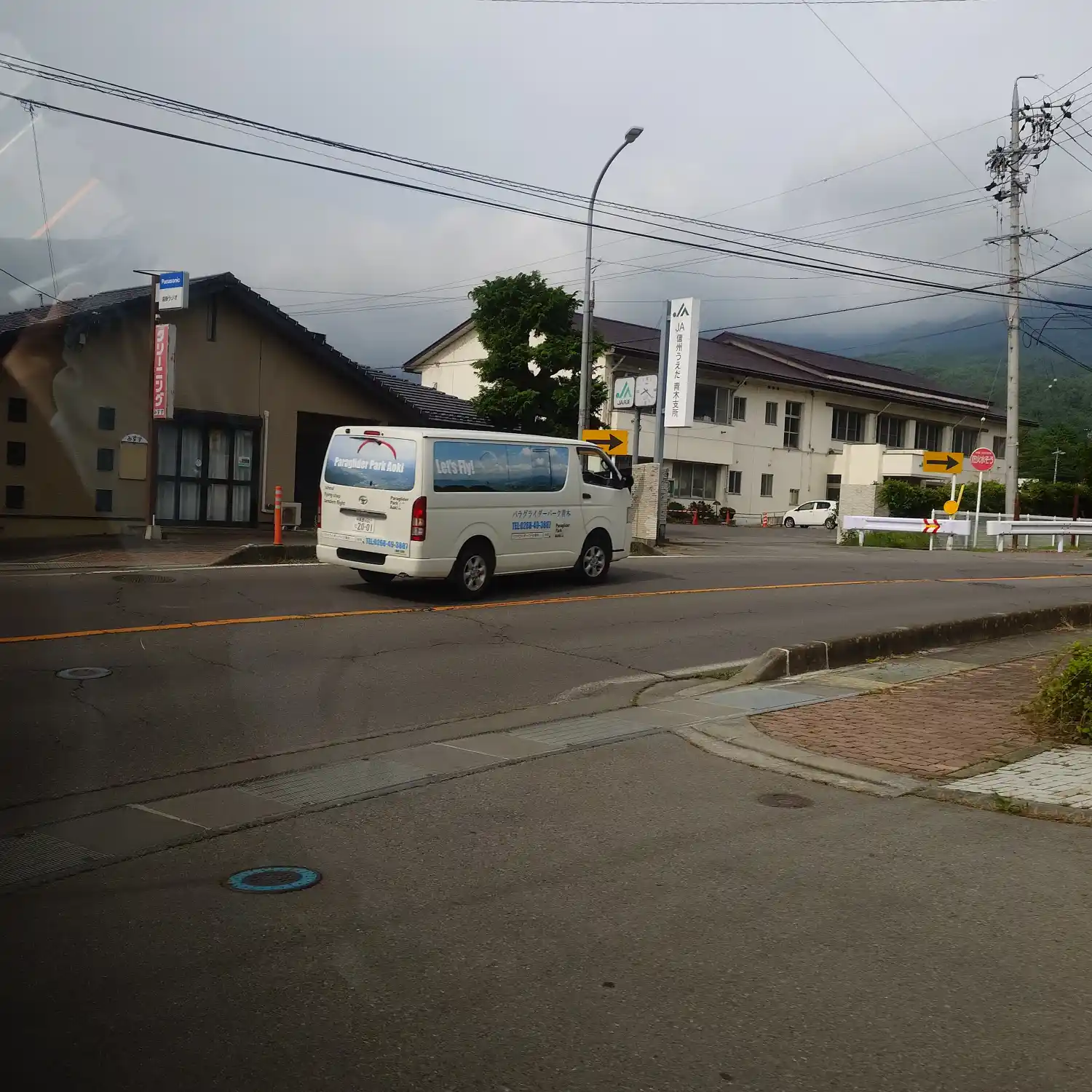 長野県青木村の待ち合わせ場所へ迎えに来たパラグライダーパーク青木の送迎車