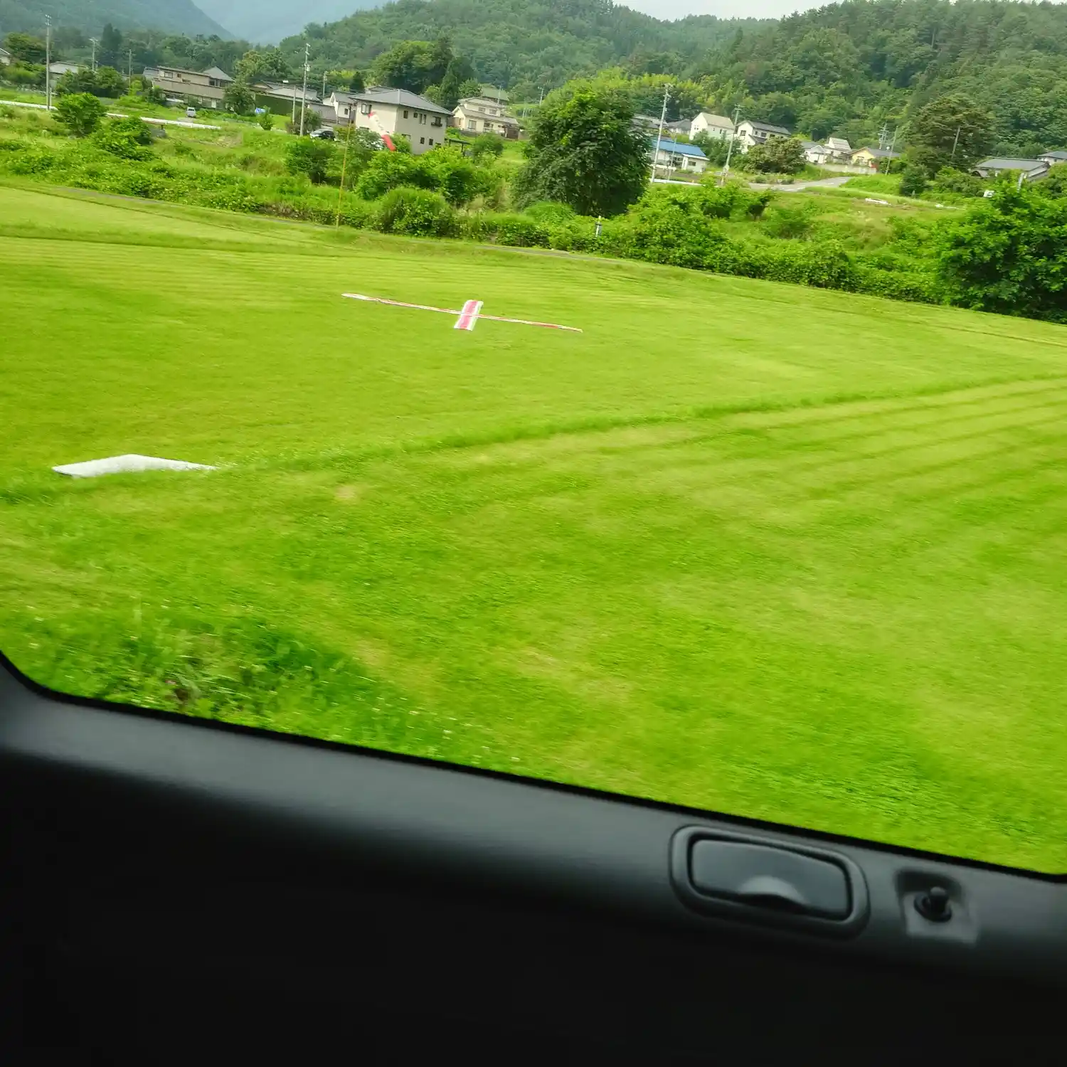 パラグライダーパーク青木の緑鮮やかなランディングエリア