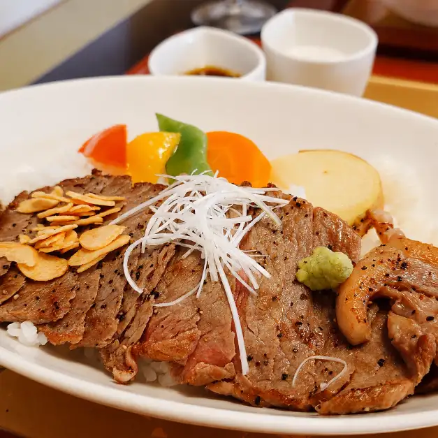 エクシブ伊豆の部屋食でいただくステーキと彩り野菜