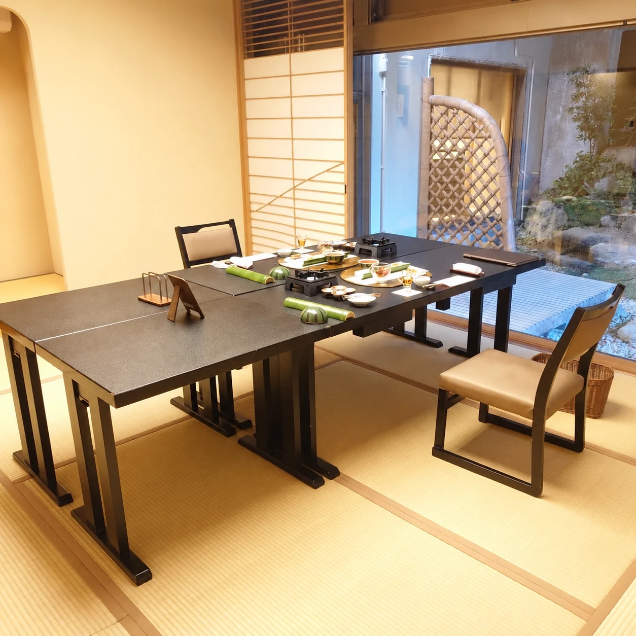 日本の宿 古窯の料亭に用意された庭を望む個室会食場