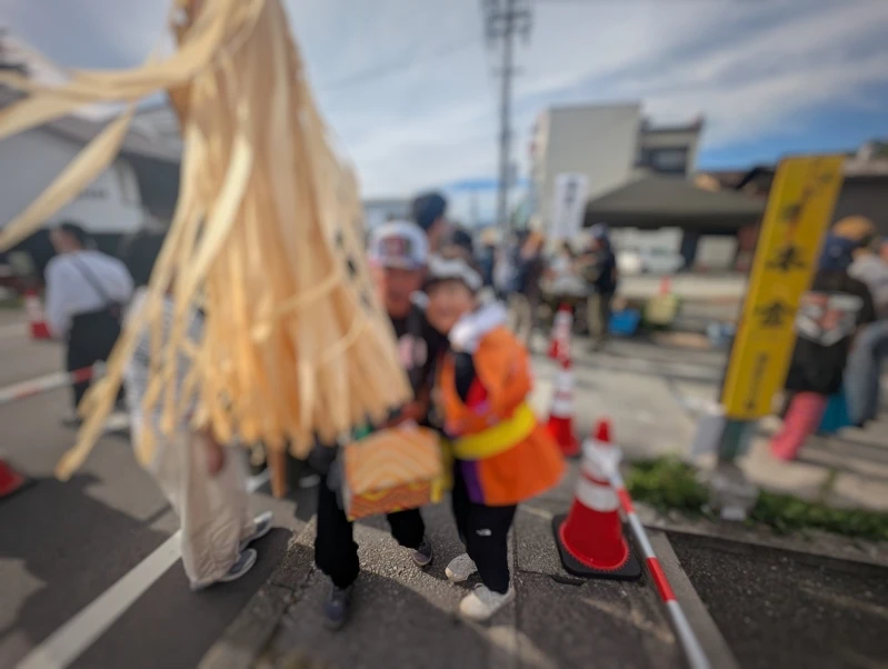 木遣り隊へ再び話しかけるモイ編集長