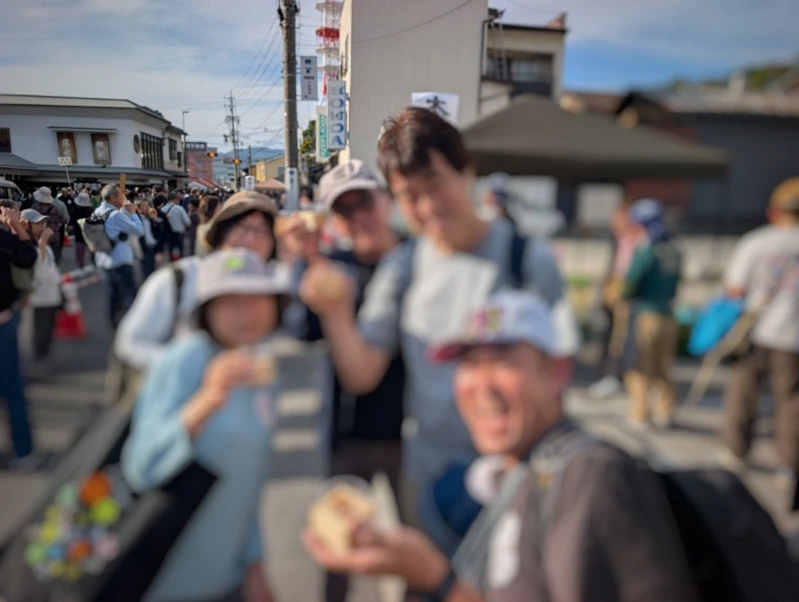 酒ぬのや本金酒造の前で本金ファンの参加者たちと撮った記念写真