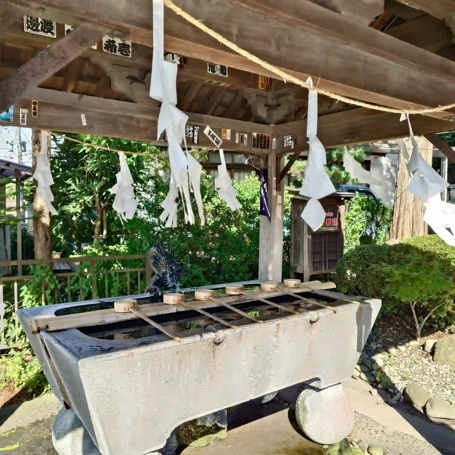 諏訪大社下社春宮の手水舎と紙垂