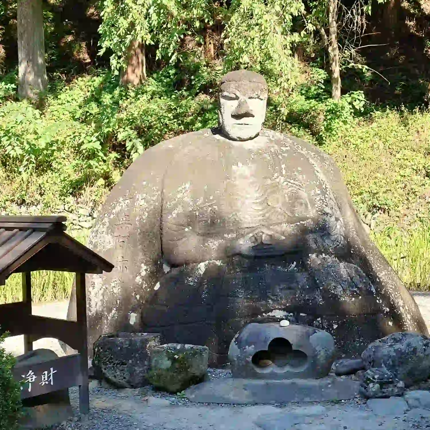 下諏訪の万治の石仏を正面から見た姿