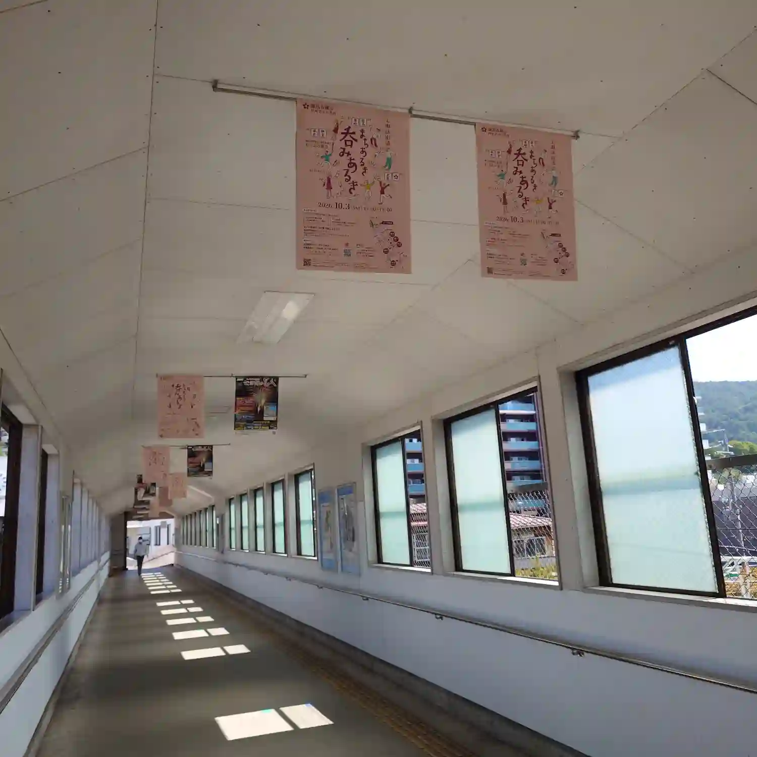 上諏訪駅連絡通路に掲げられた上諏訪街道まちあるき呑みあるき2026のポスター