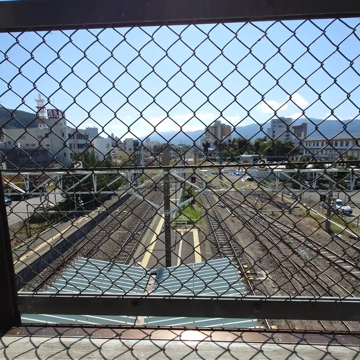 上諏訪駅連絡通路から見下ろす線路と諏訪の街並み