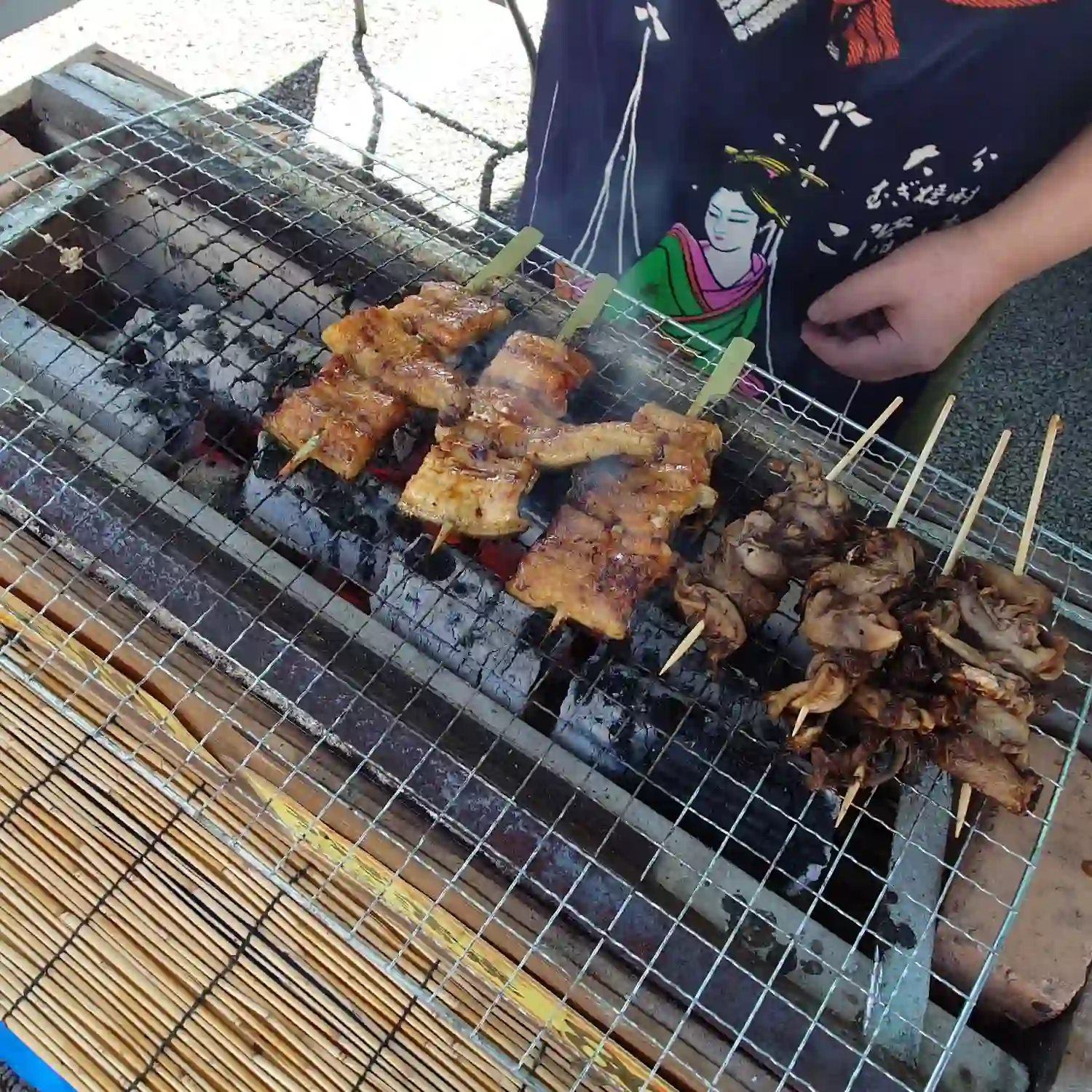 炭火で香ばしく焼かれるうなぎの蒲焼き