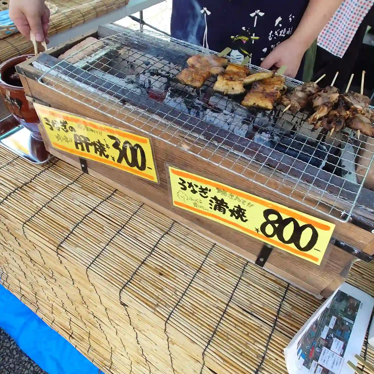 上諏訪呑み歩きで販売されているうなぎ蒲焼きと肝串の価格表示