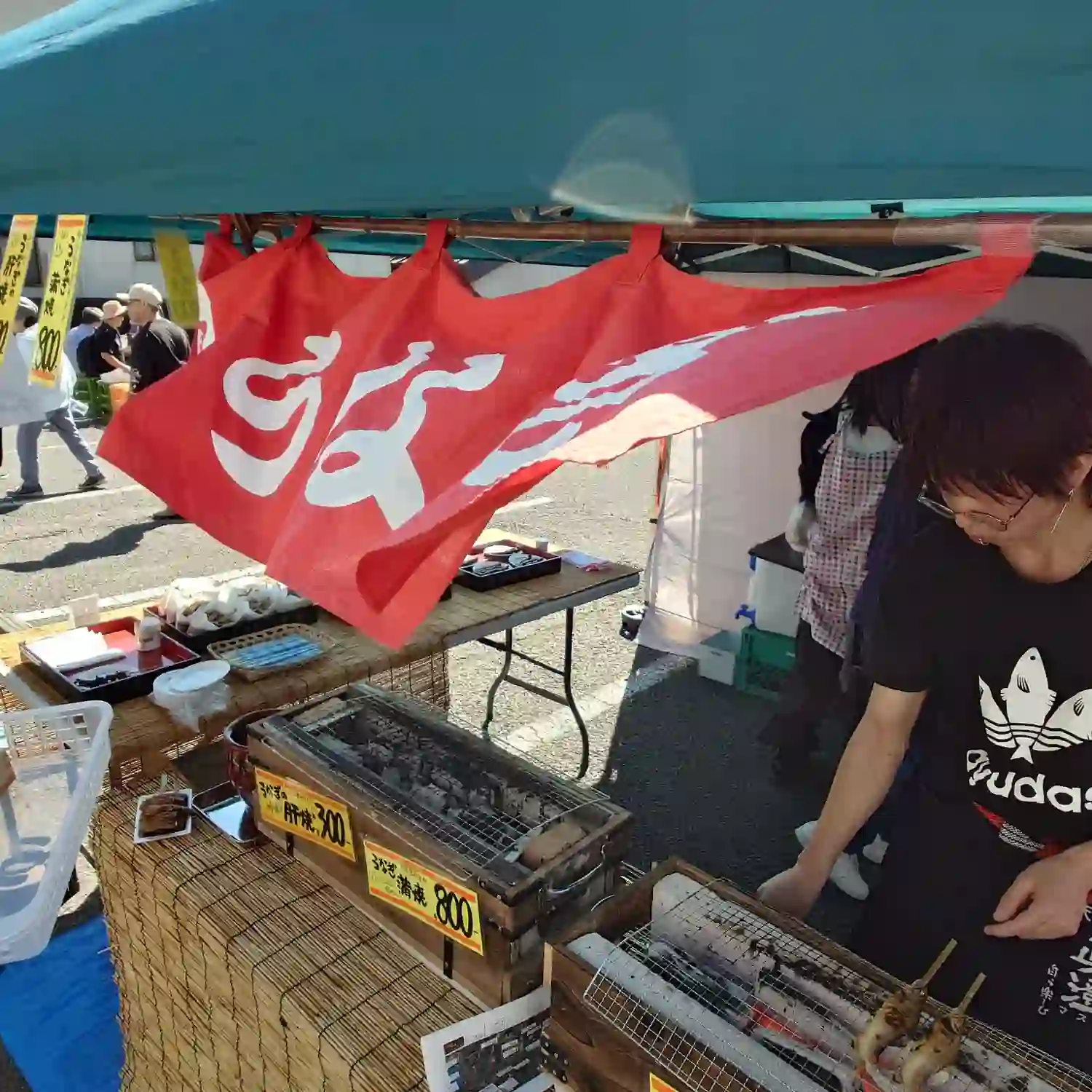 上諏訪街道で炭火焼きのうなぎを販売する屋台
