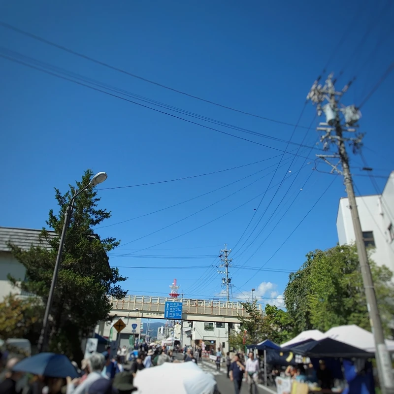 秋晴れの上諏訪街道に集まる呑み歩き参加者