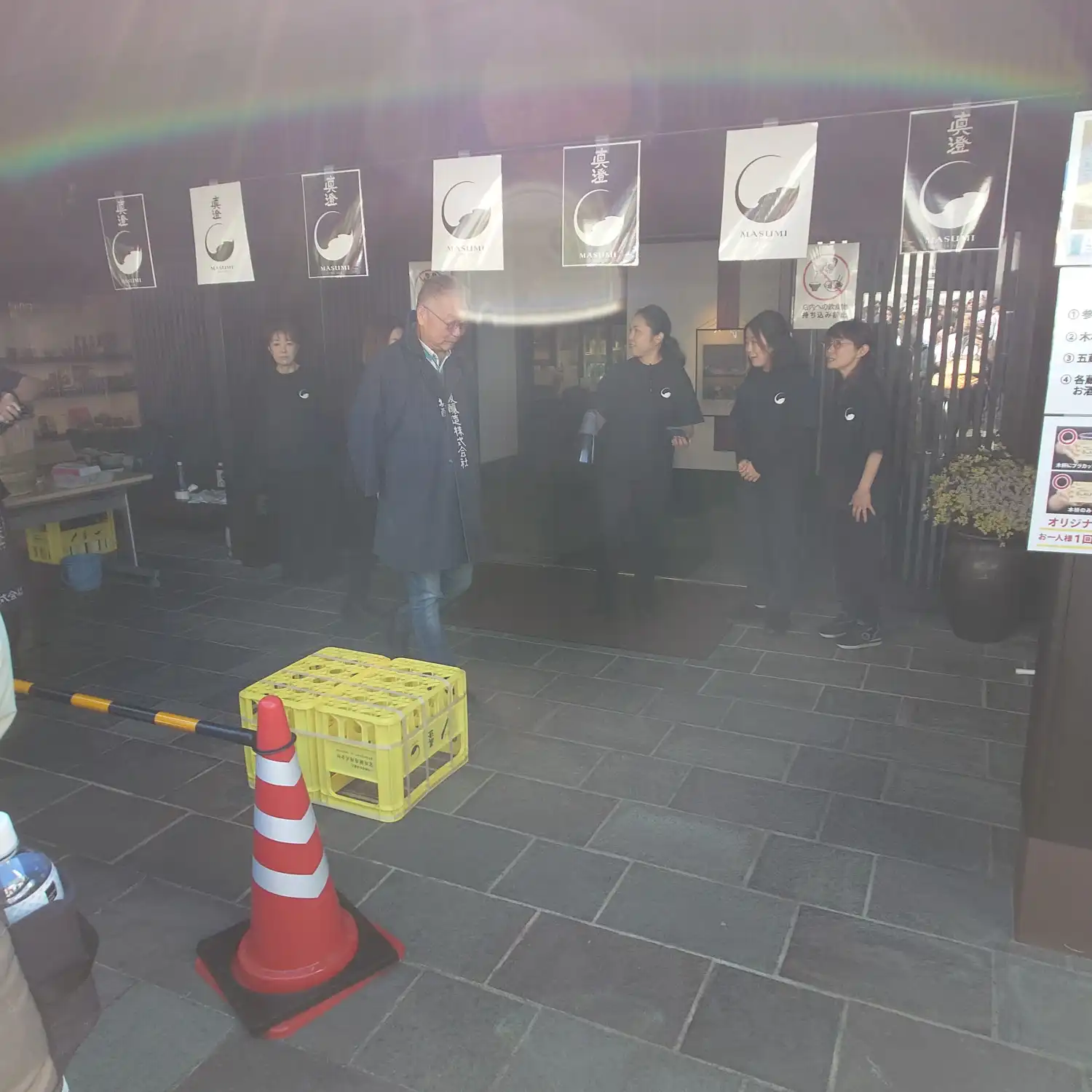 真澄の入口で呑み歩き開始を待つ蔵元とスタッフ