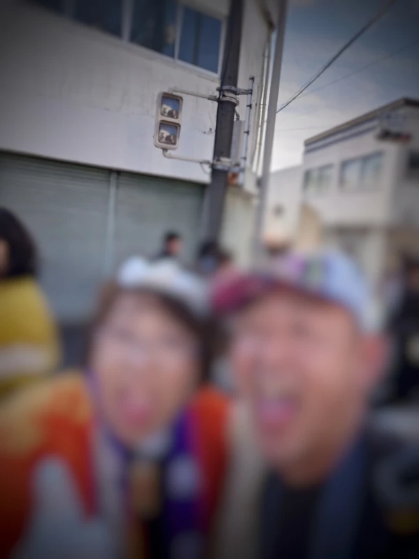 木遣り保存会の皆さんと再び記念写真を撮るモイ編集長